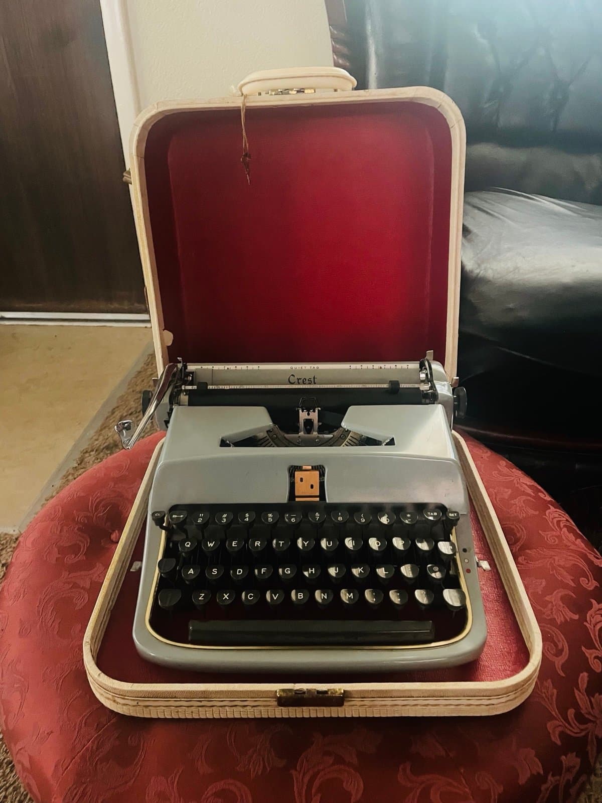vintage 1950s underwood crest quiet tab portable manual typewriter - Image 1