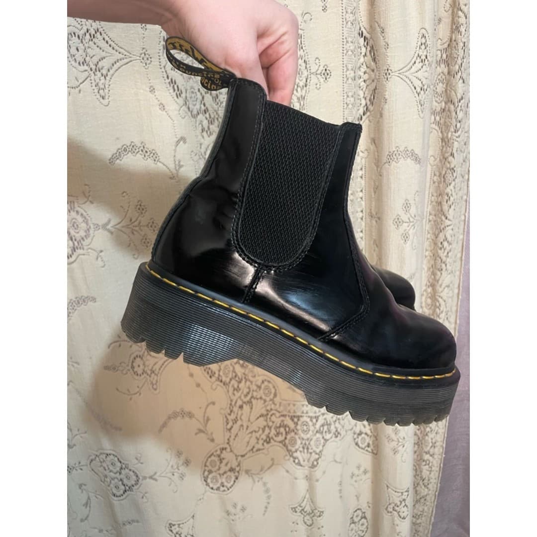 Doc martens: Chunky Black quad Platform Chelsea Boots with Yellow Stitching - Thumbnail 4