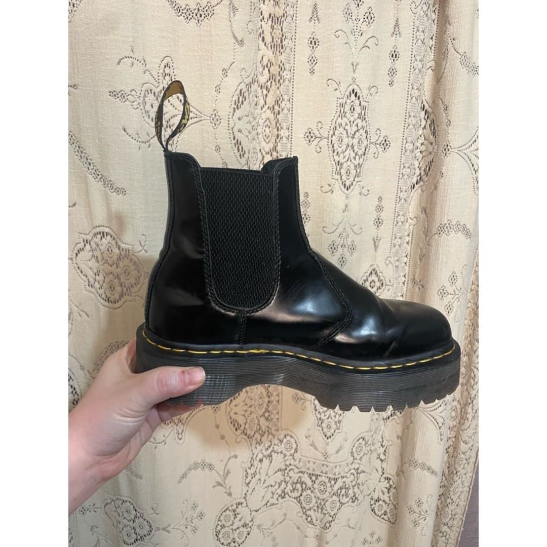 Doc martens: Chunky Black quad Platform Chelsea Boots with Yellow Stitching - Thumbnail 5