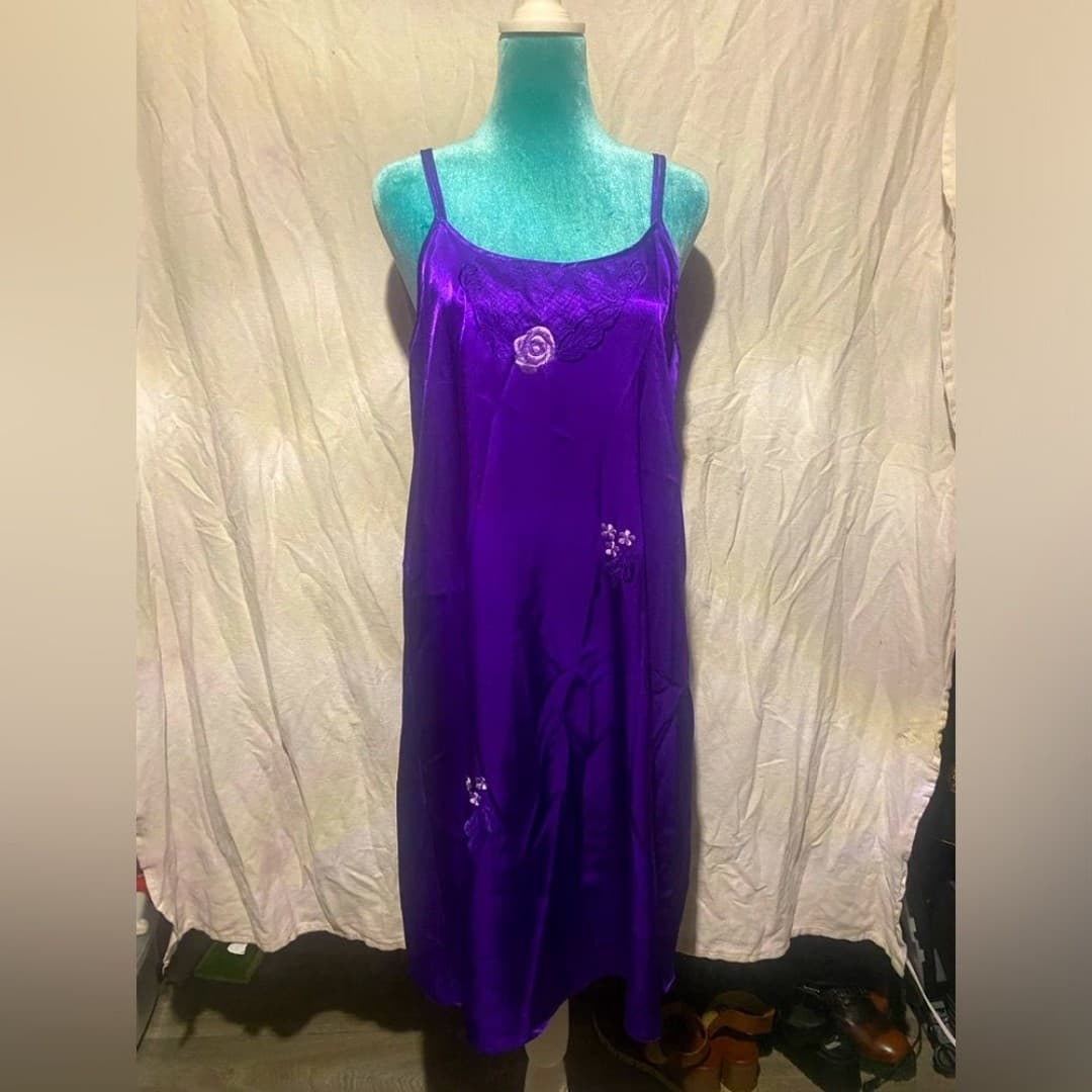 Vintage purple slip with floral details - Image 1