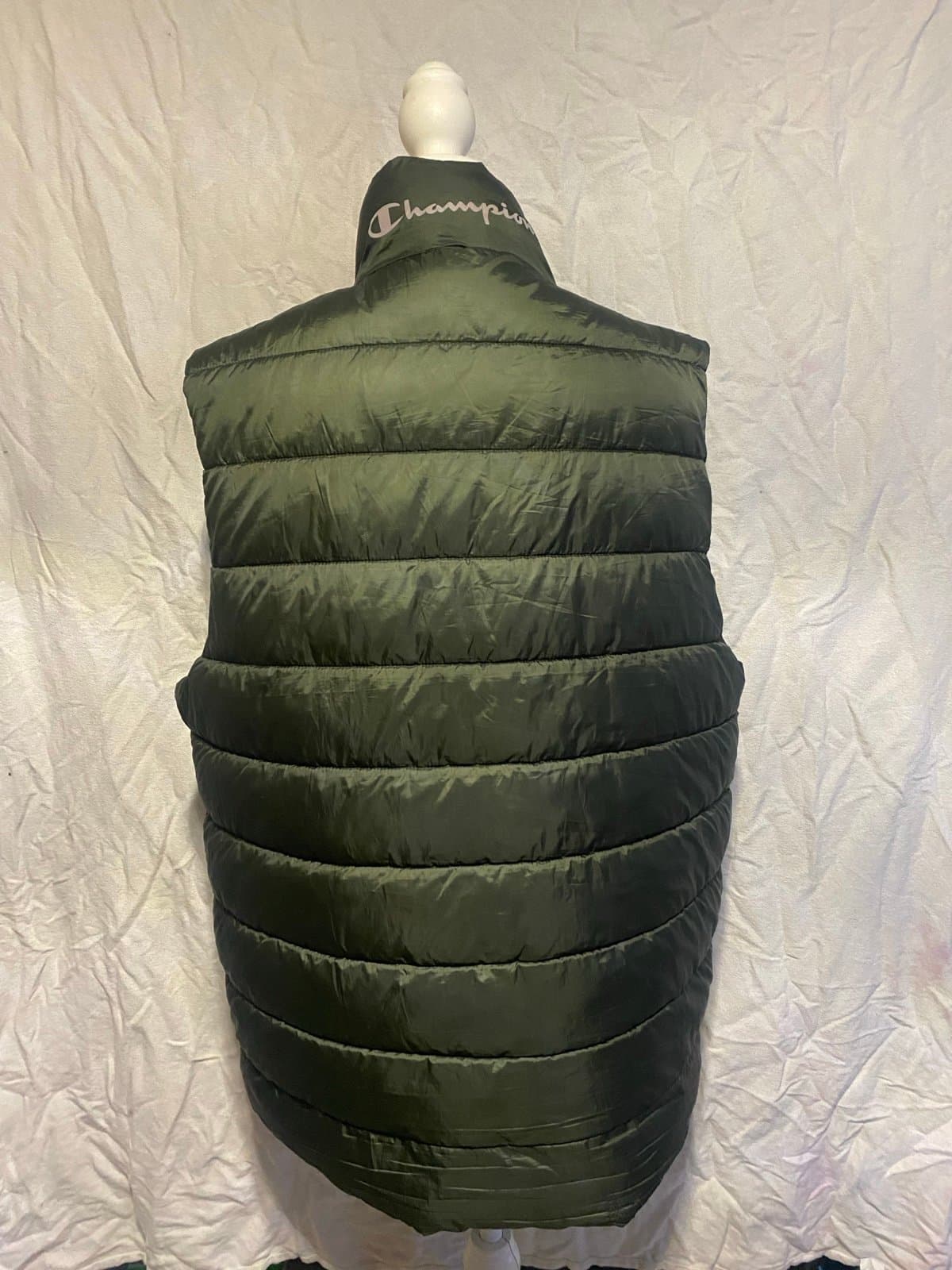 Champion: puffer vest in forest green - Thumbnail 3