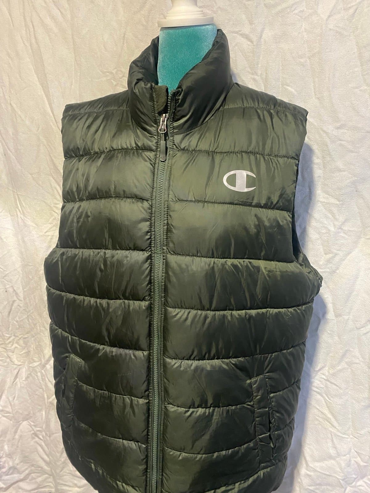 Champion: puffer vest in forest green - Thumbnail 2