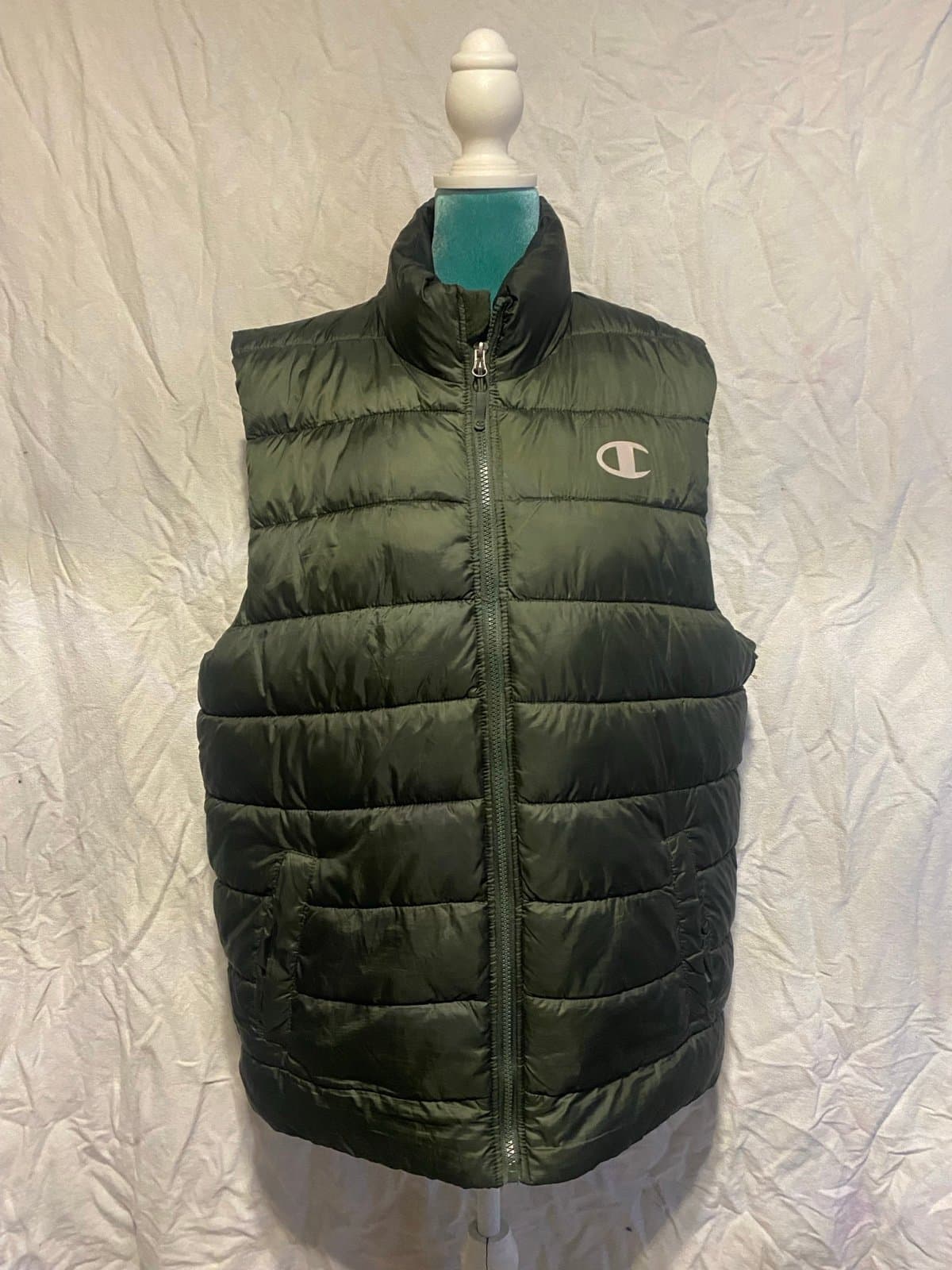 Champion: puffer vest in forest green - Image 1