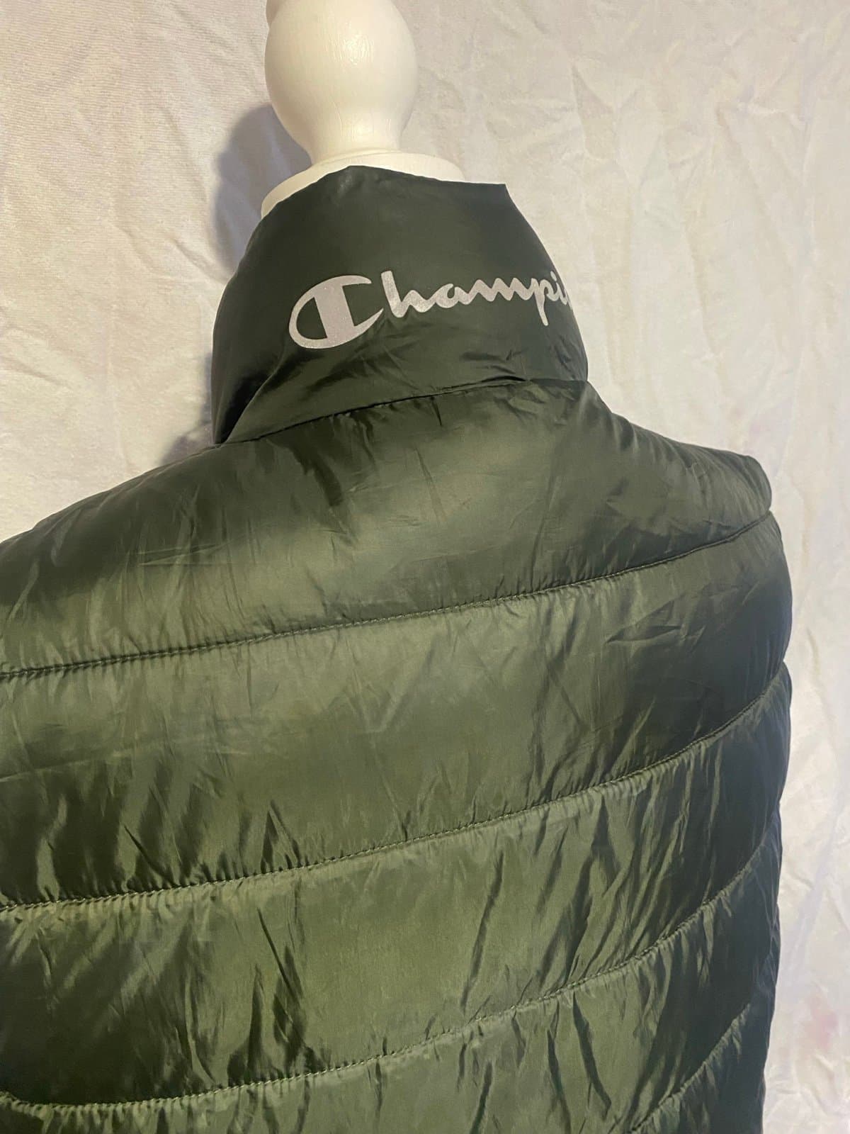 Champion: puffer vest in forest green - Thumbnail 4