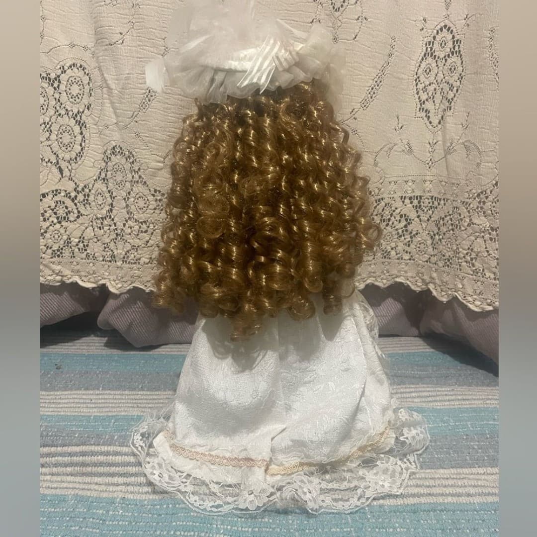 Vintage Elegant porcelain doll - Thumbnail 7