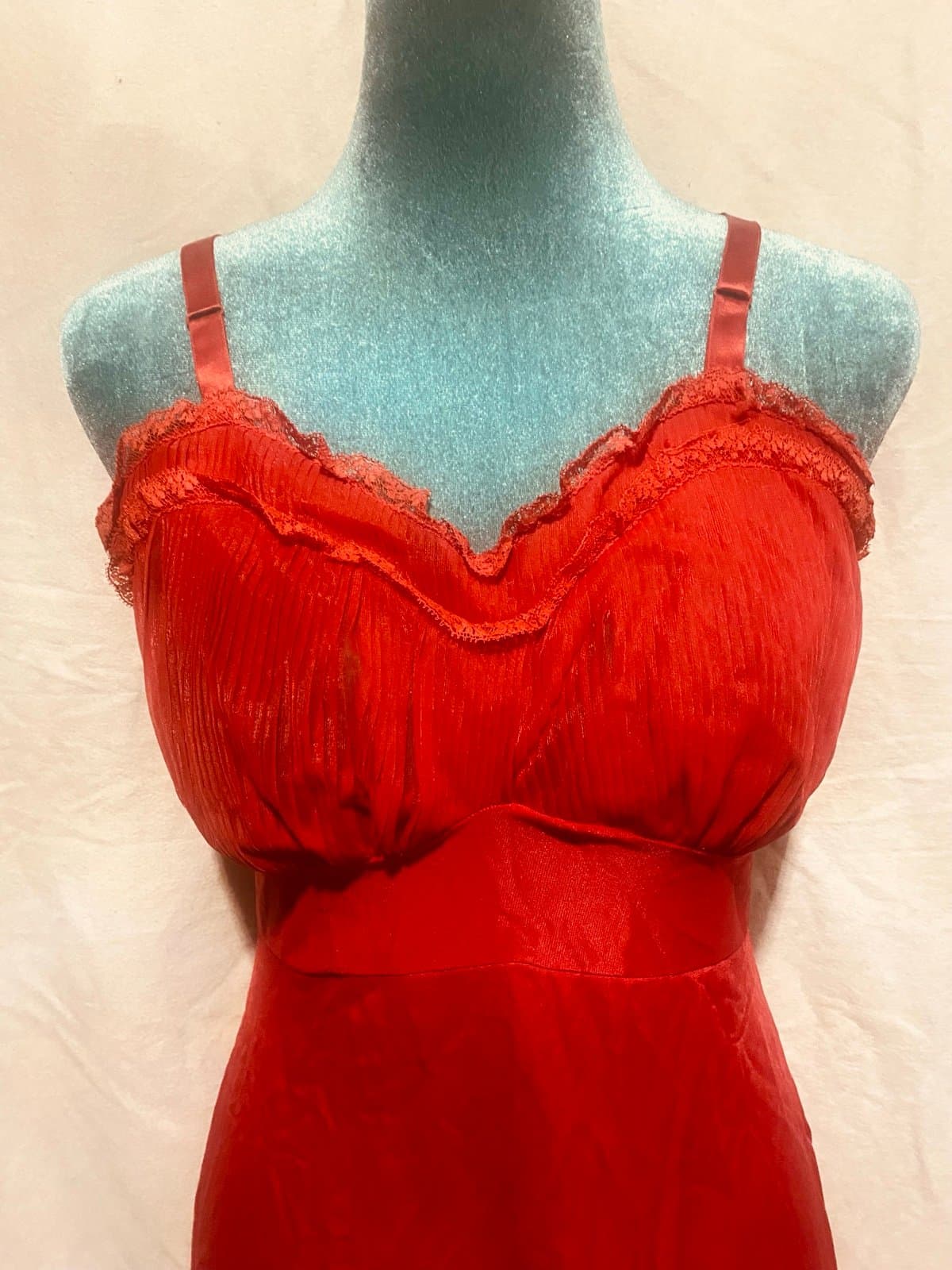 Vintage red slip with ruffled bust and hem - Thumbnail 3