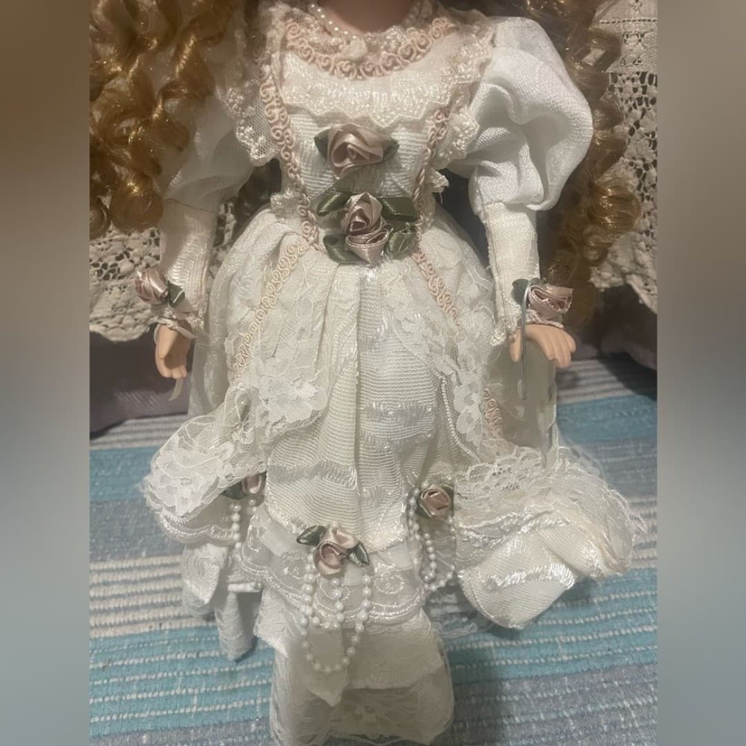 Vintage Elegant porcelain doll - Thumbnail 5
