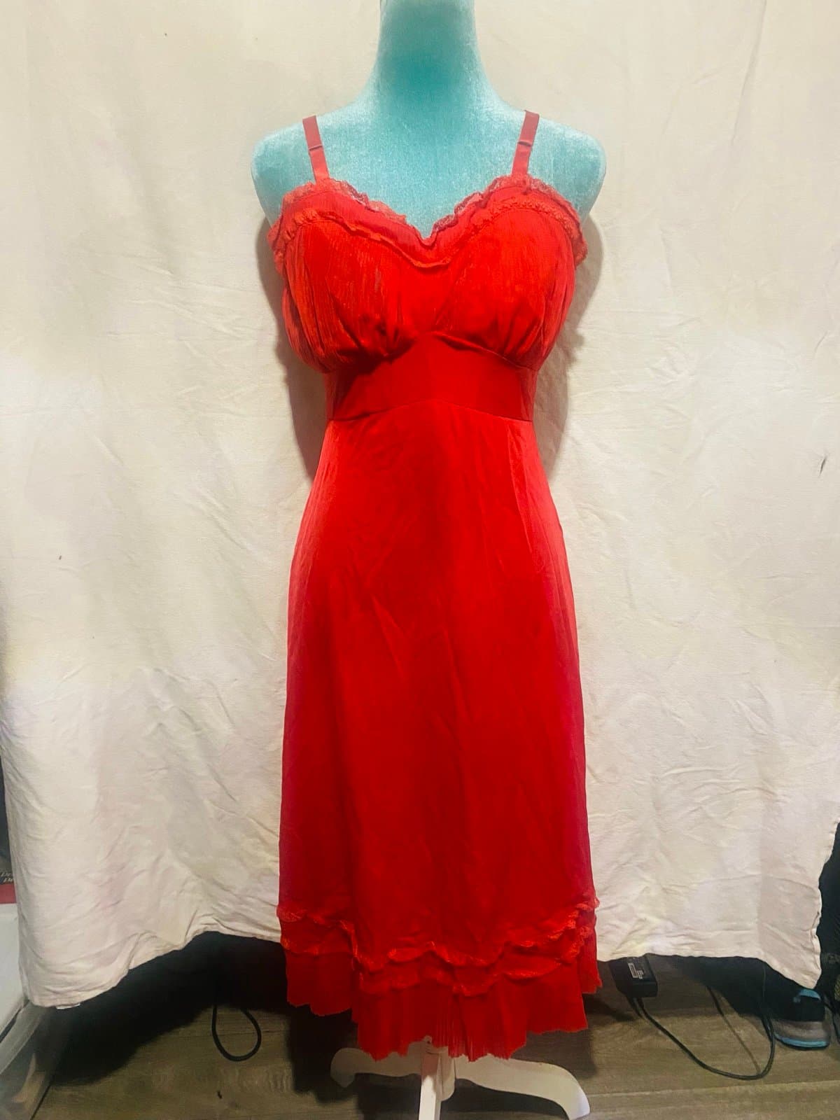 Vintage red slip with ruffled bust and hem - Image 1