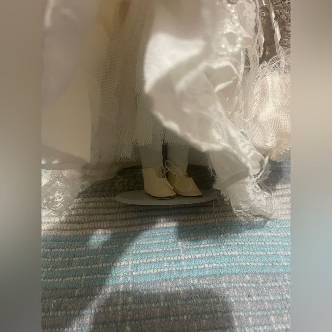 Vintage Elegant porcelain doll - Thumbnail 6