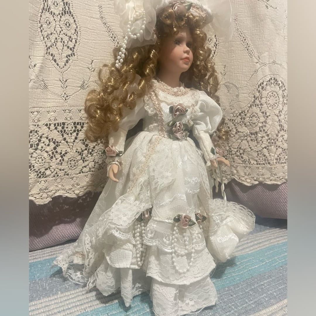 Vintage Elegant porcelain doll - Thumbnail 4