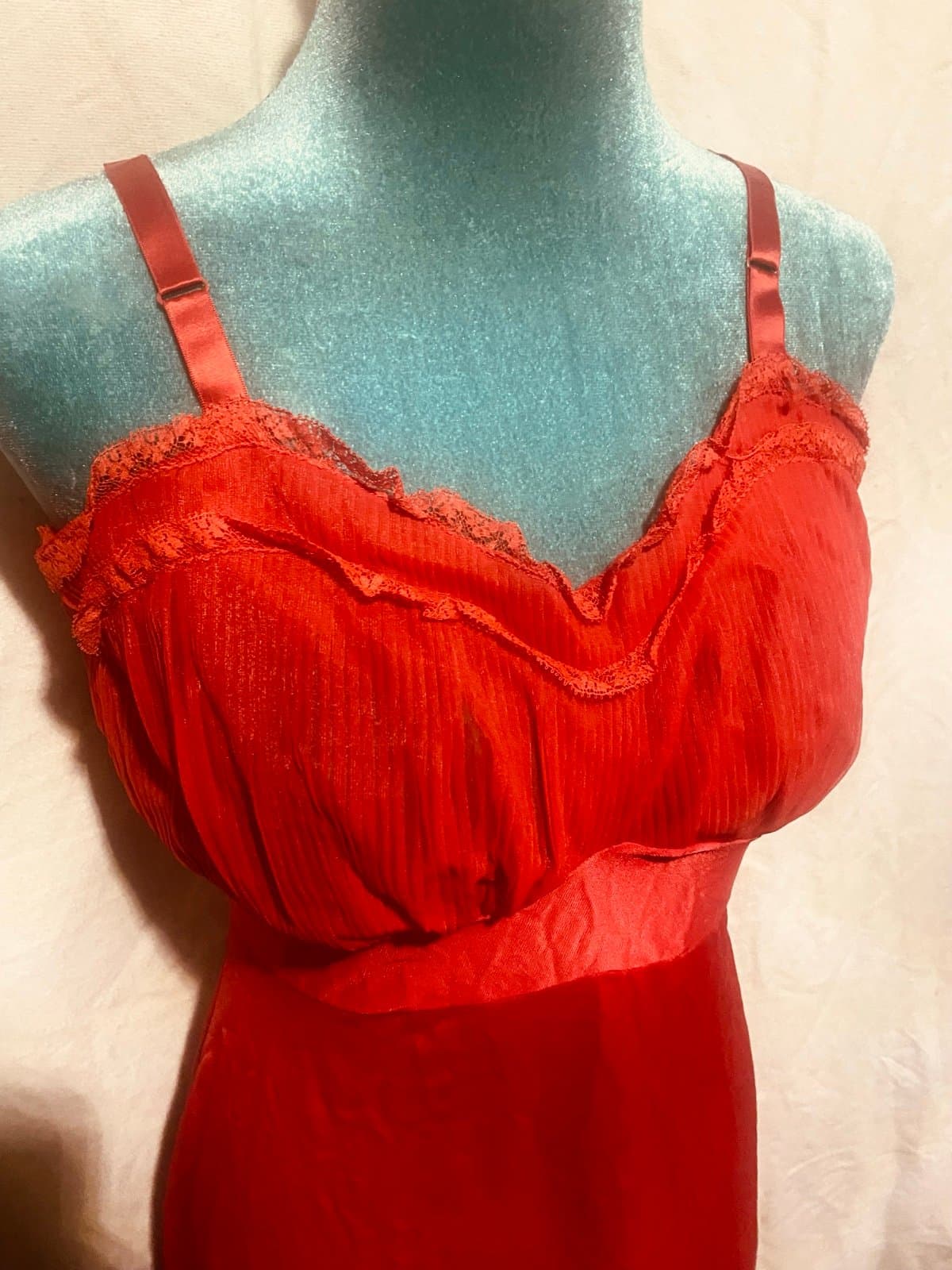 Vintage red slip with ruffled bust and hem - Thumbnail 2