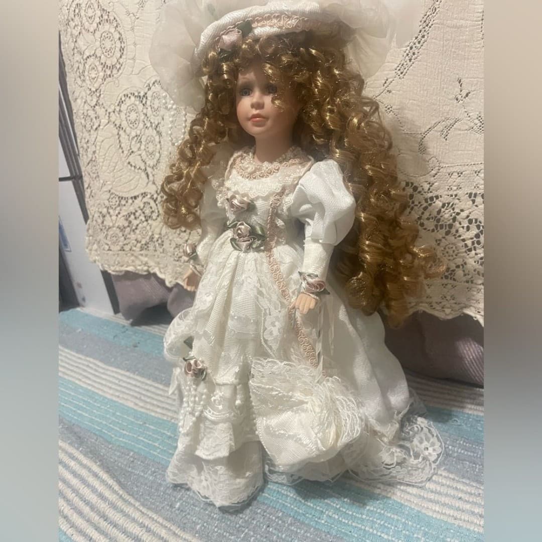 Vintage Elegant porcelain doll - Thumbnail 3