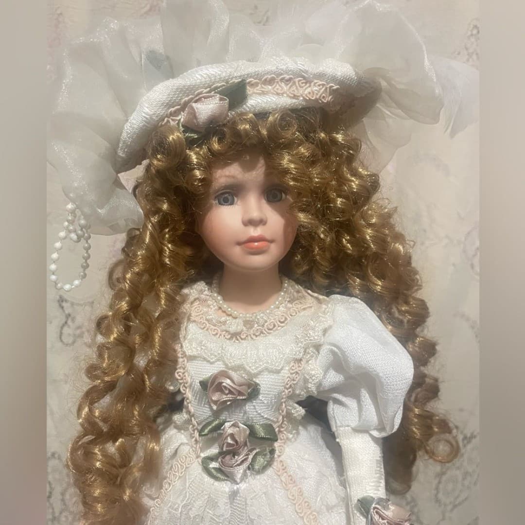 Vintage Elegant porcelain doll - Thumbnail 2