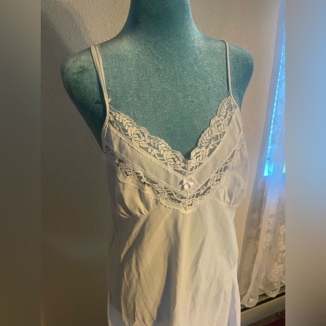 Marks & Spencer: vintage slip with lace details - Thumbnail 2