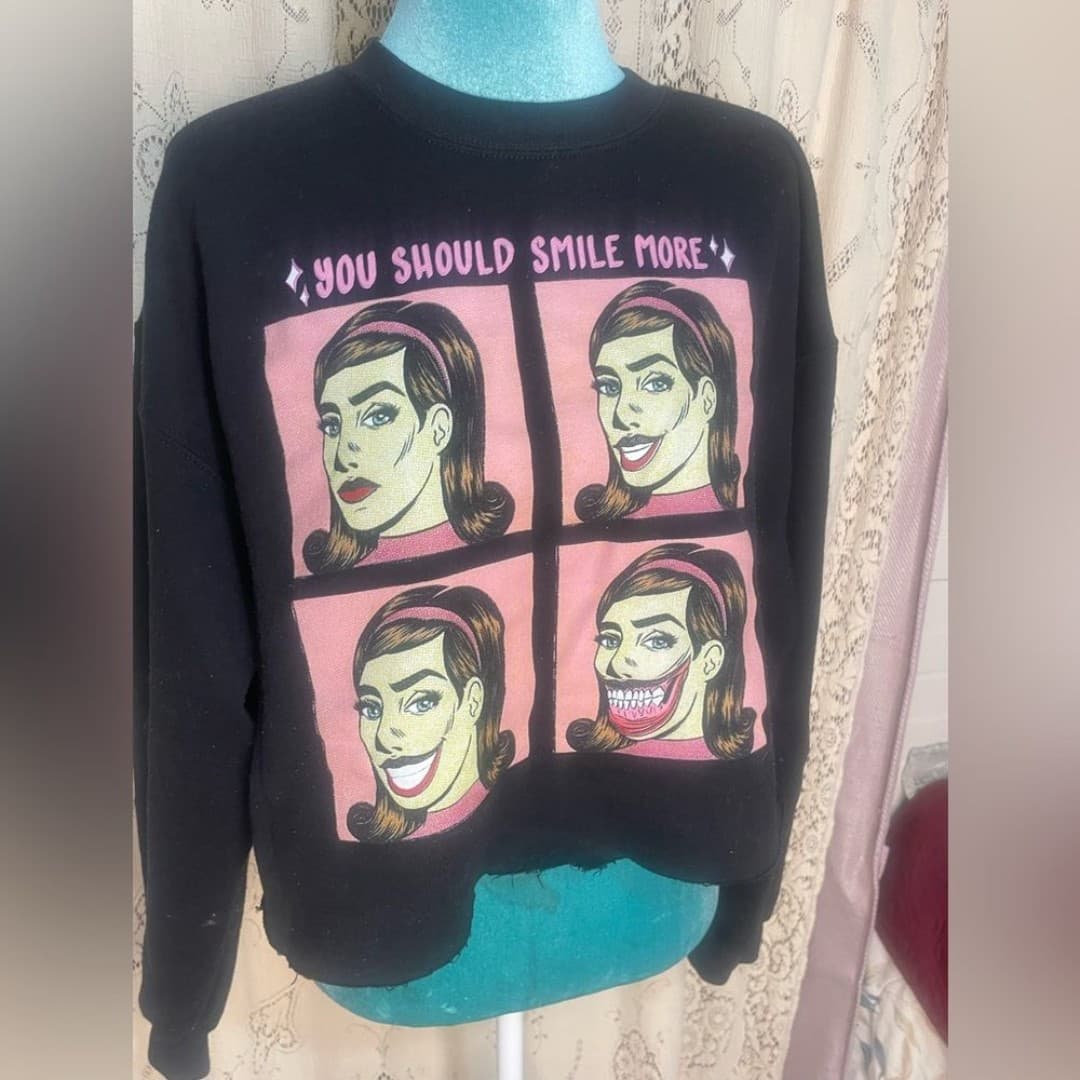 Gildan: you should smile more cropped sweater - Thumbnail 2