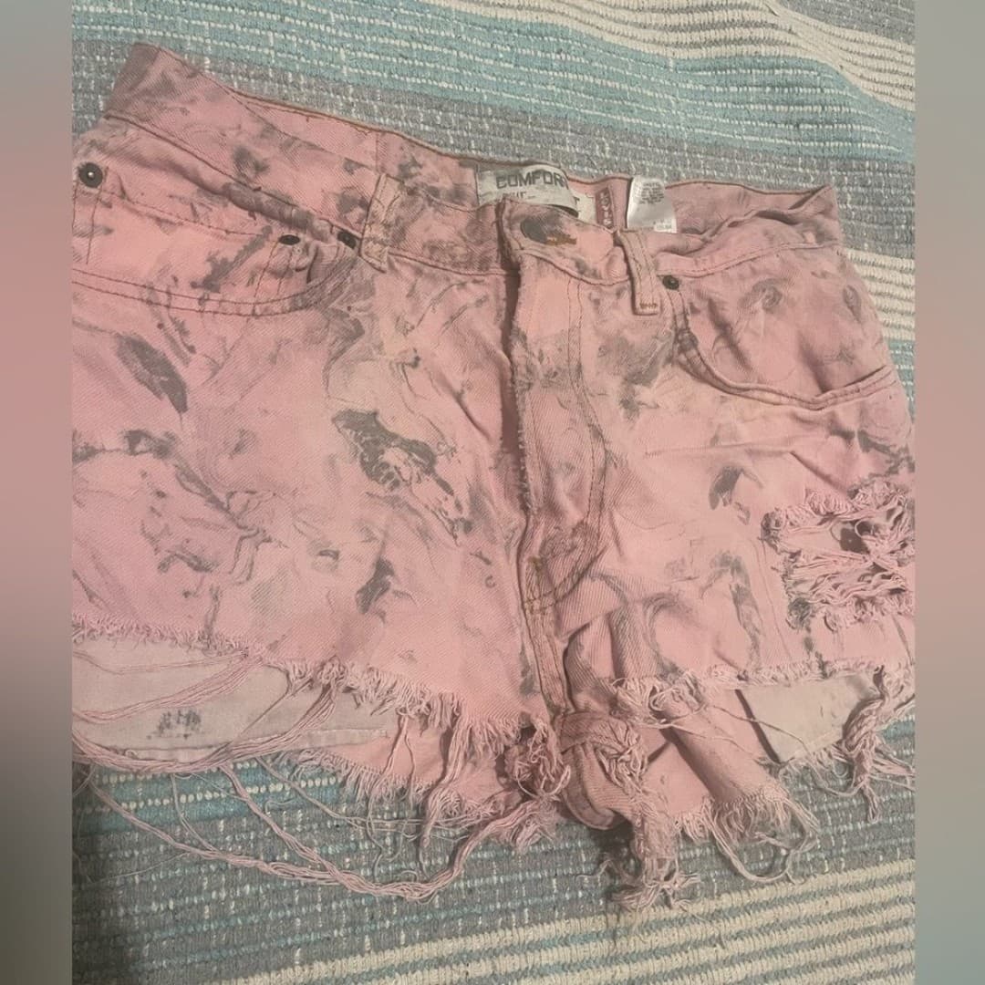 Levi’s: pink distressed shorts - Thumbnail 2