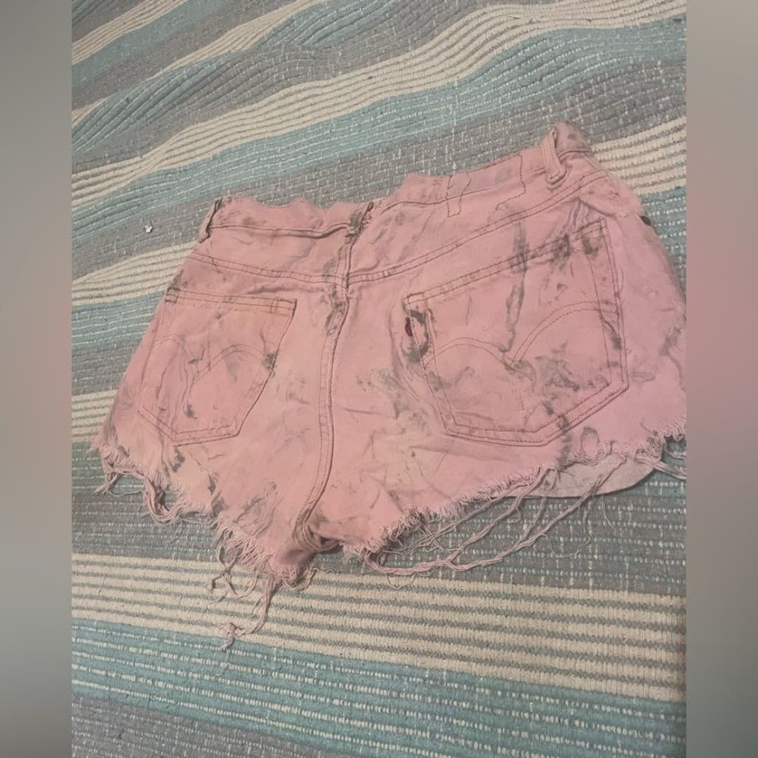 Levi’s: pink distressed shorts - Thumbnail 5