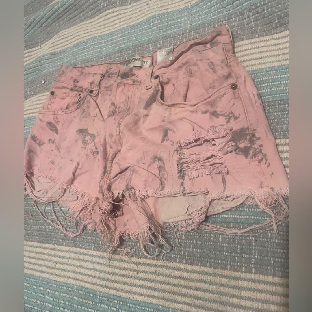 Levi’s: pink distressed shorts - Thumbnail 3