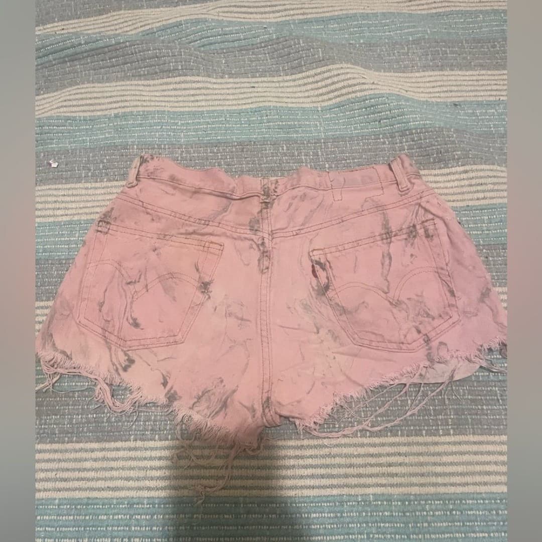 Levi’s: pink distressed shorts - Thumbnail 4