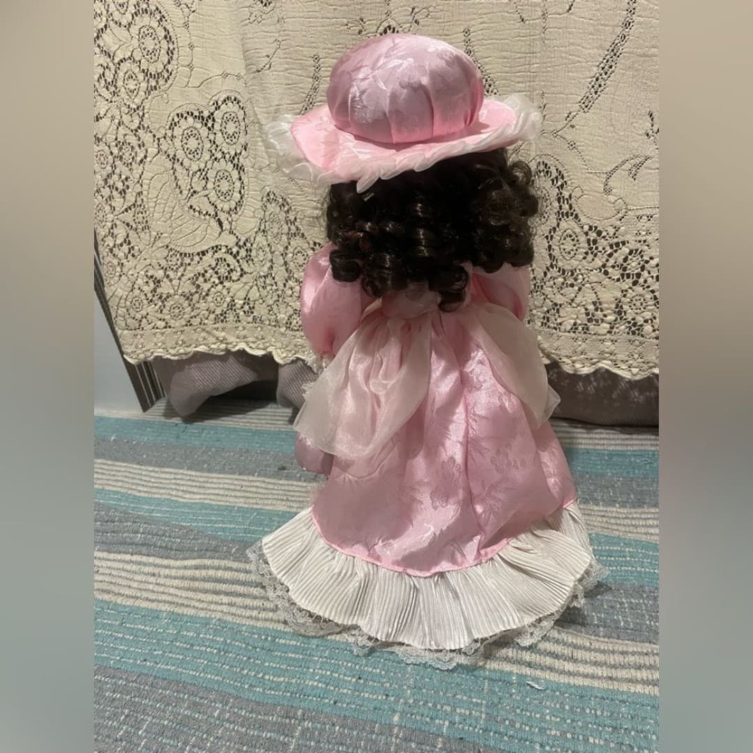 Vintage elegant porcelain doll in pink dress - Thumbnail 4