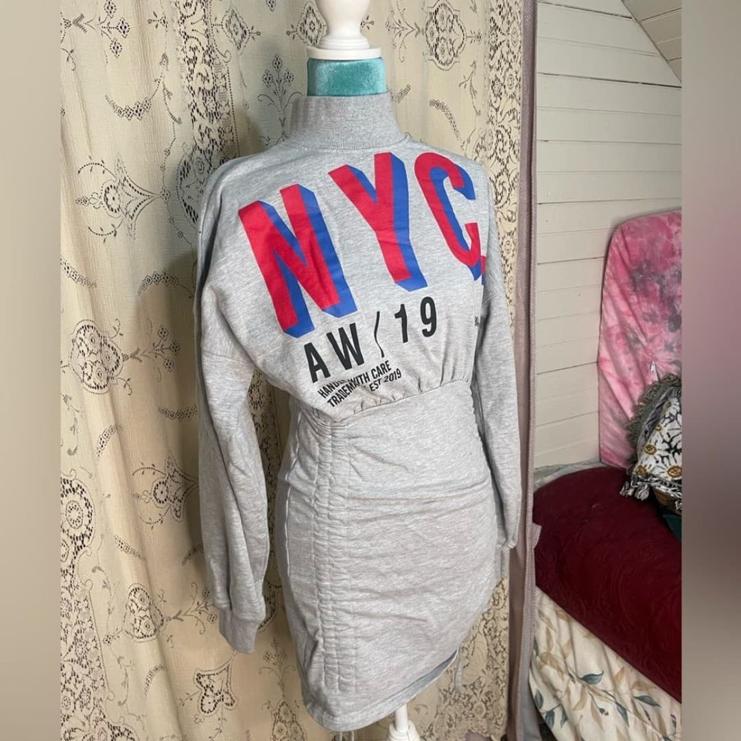 Missguided: NYC sweater dress 2-4 - Image 1