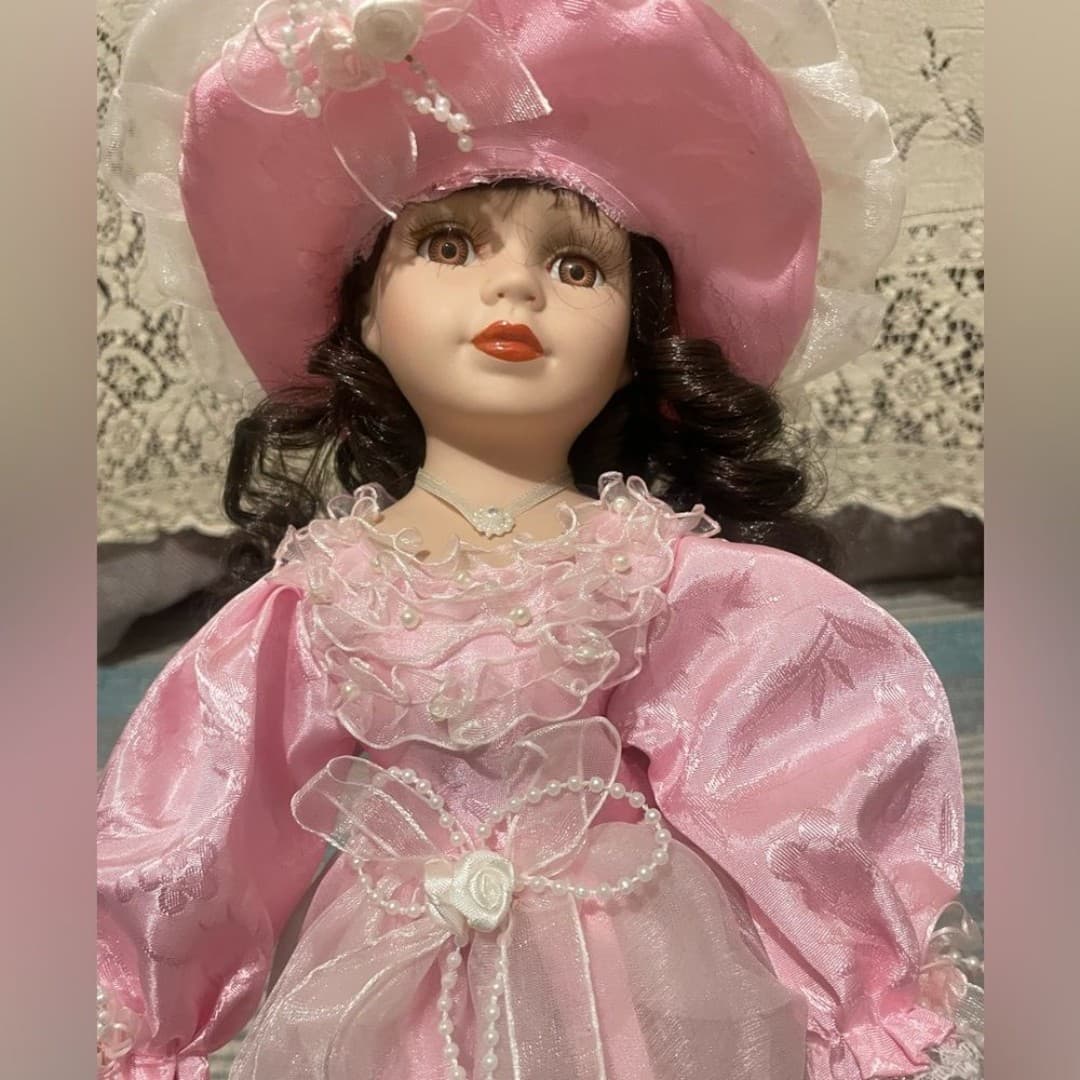 Vintage elegant porcelain doll in pink dress - Thumbnail 3