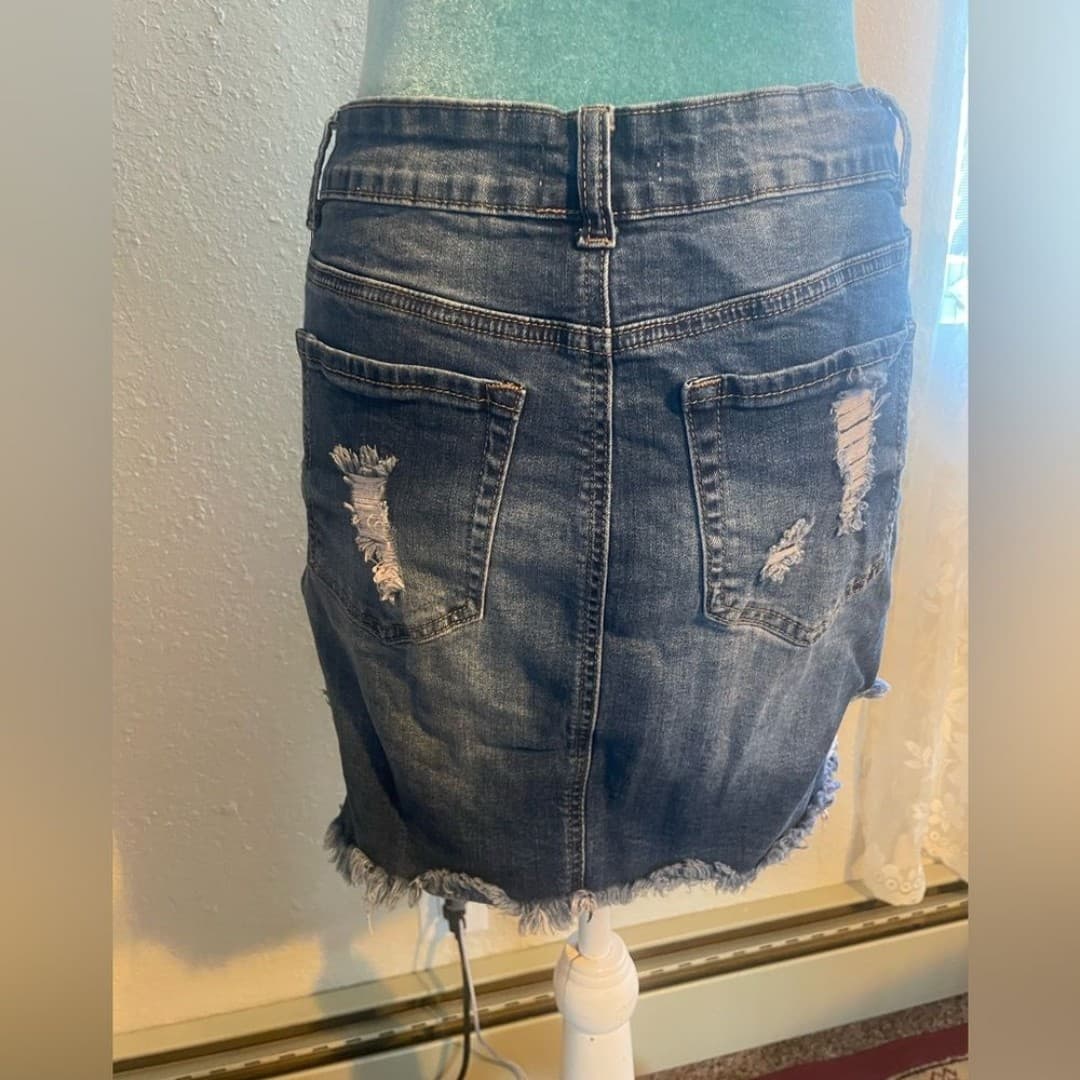 Forever 21: distressed Jean skirt - Thumbnail 3