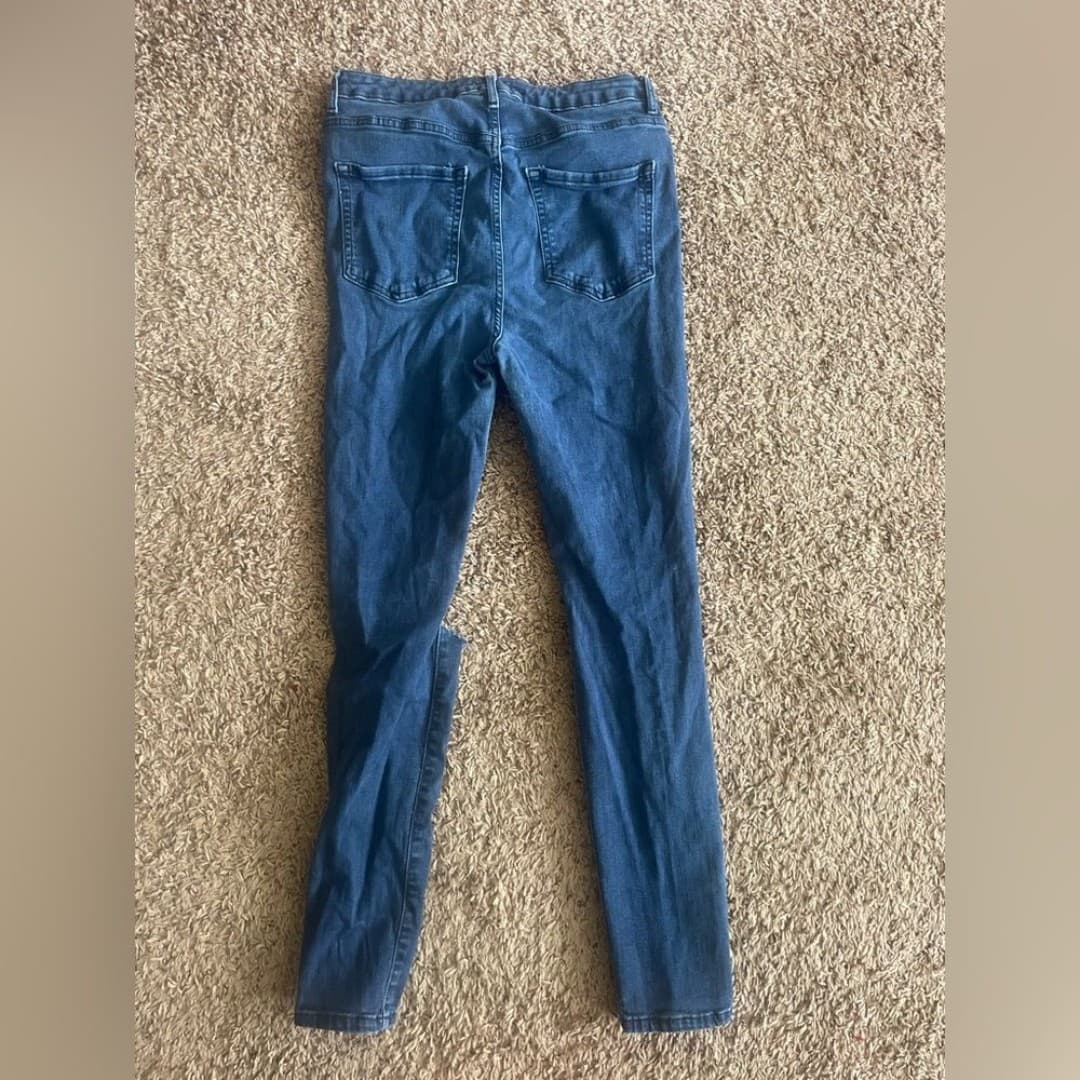 Forever 21: distressed skinny jeans - Thumbnail 3