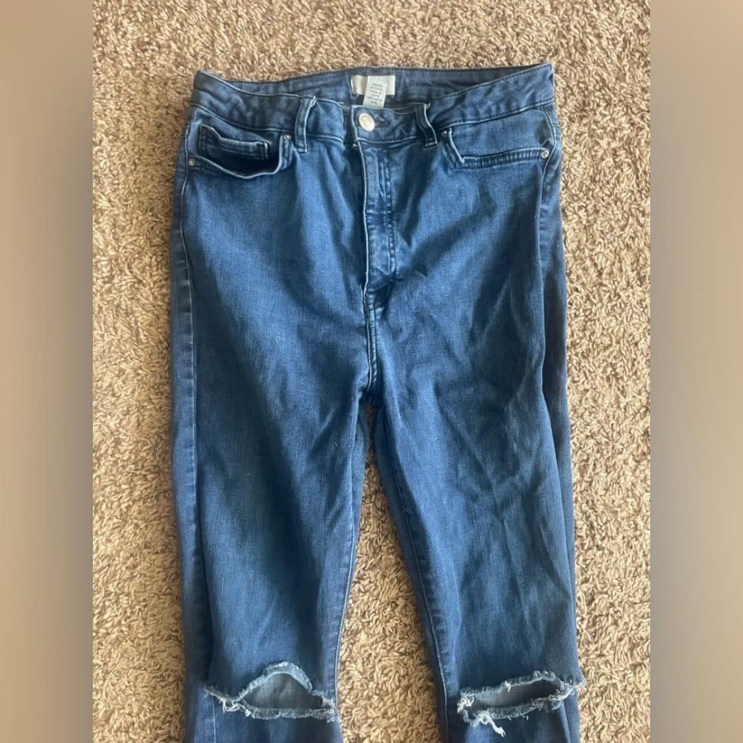 Forever 21: distressed skinny jeans - Thumbnail 2
