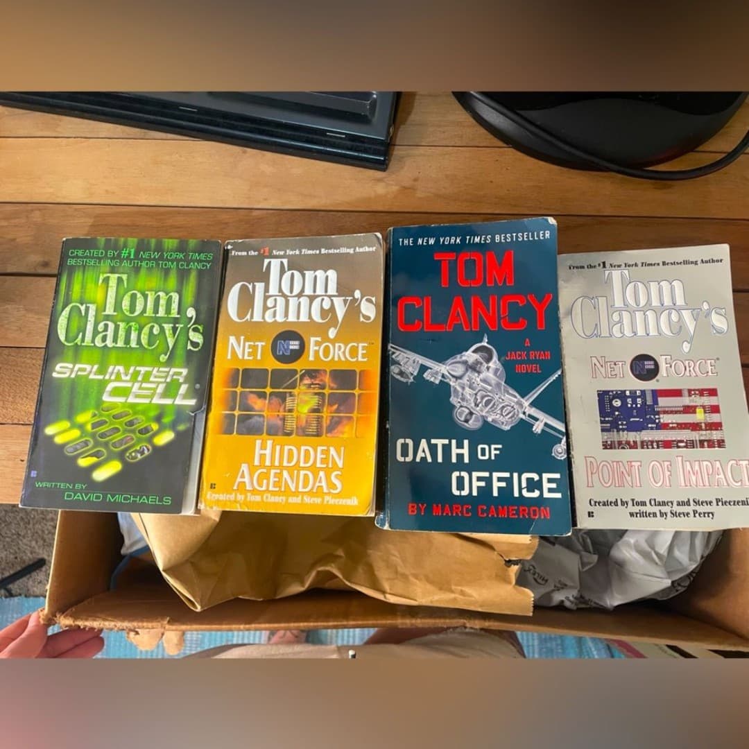 Tom Clancy: 4 paperback books - Image 1