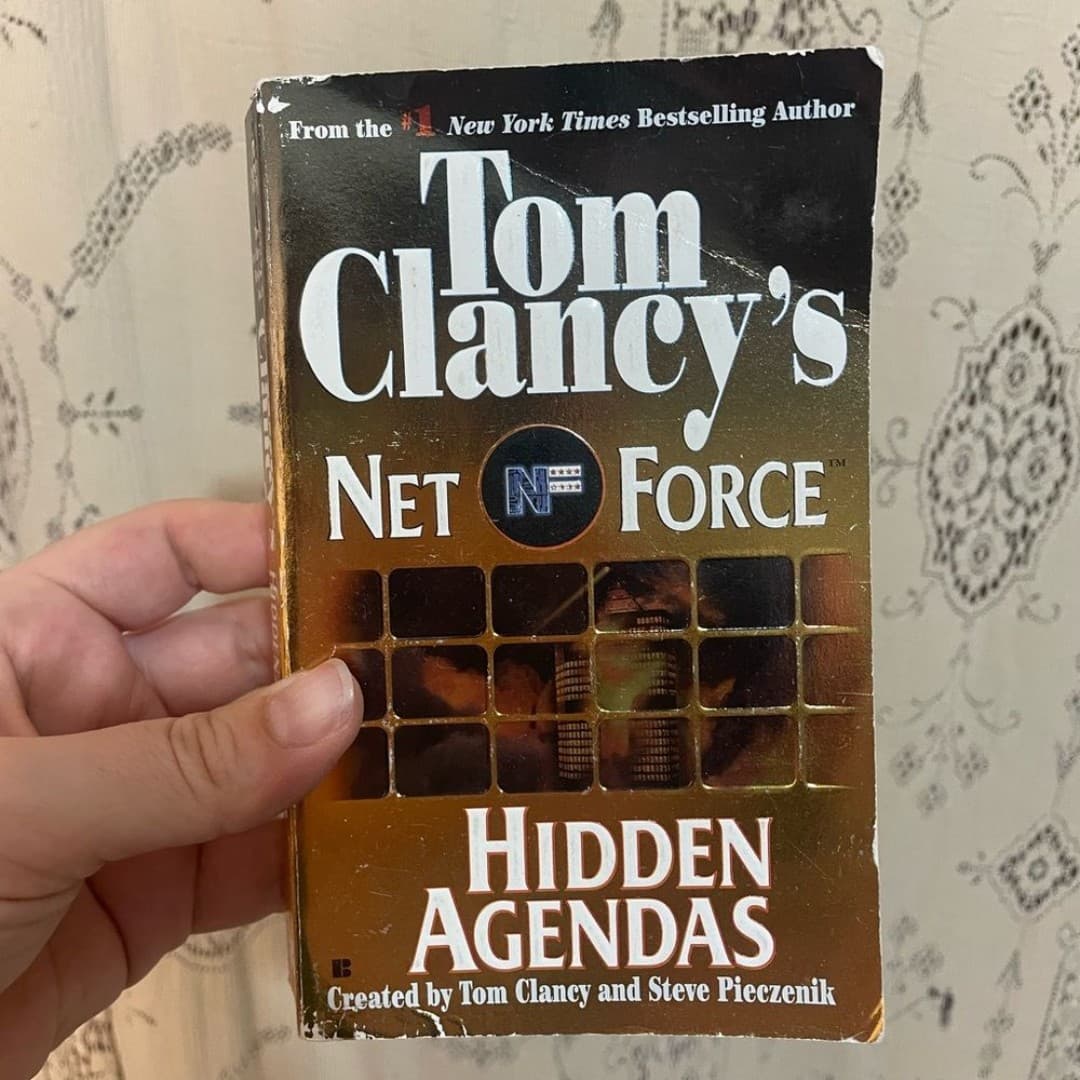 Tom Clancy: 4 paperback books - Thumbnail 6