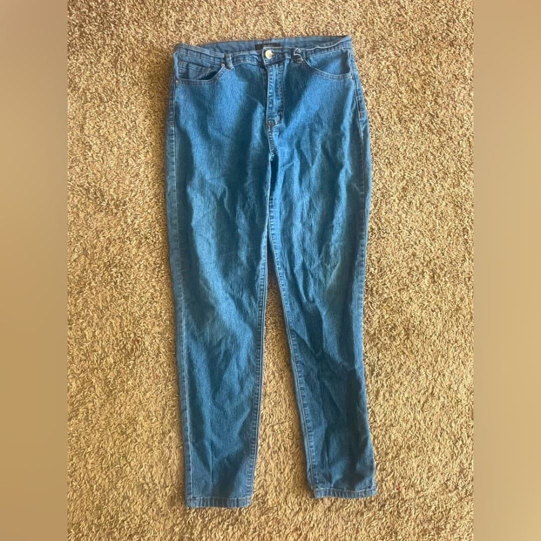 Forever 21: light wash skinny jeans - Image 1