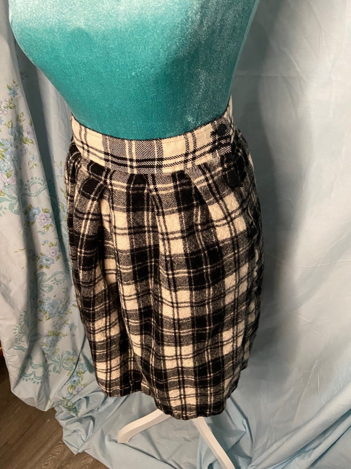 Bankers club: vintage white and black plaid wool skirt - Thumbnail 2