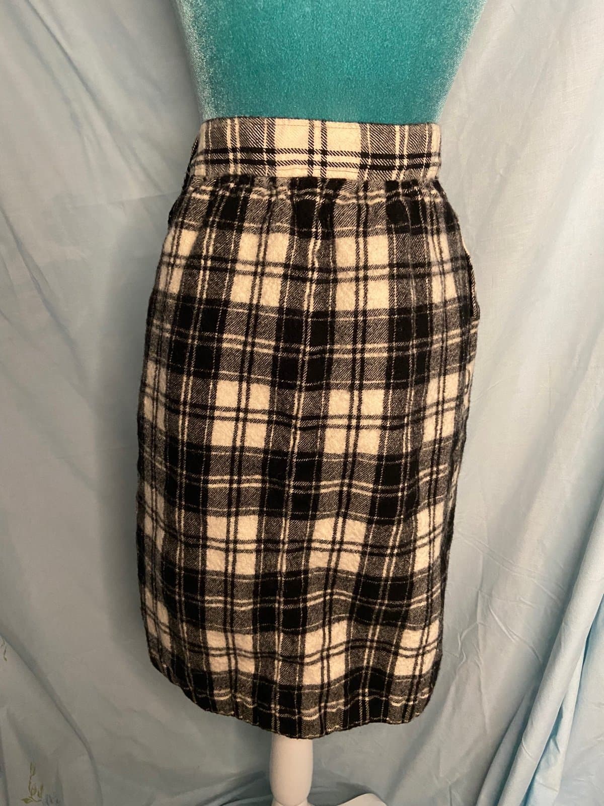 Bankers club: vintage white and black plaid wool skirt - Thumbnail 3