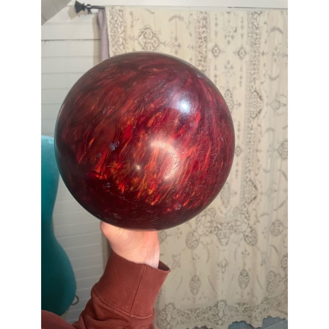 Vintage 70s Bonanza 300 Bowling Ball in Marbled Red - Thumbnail 4