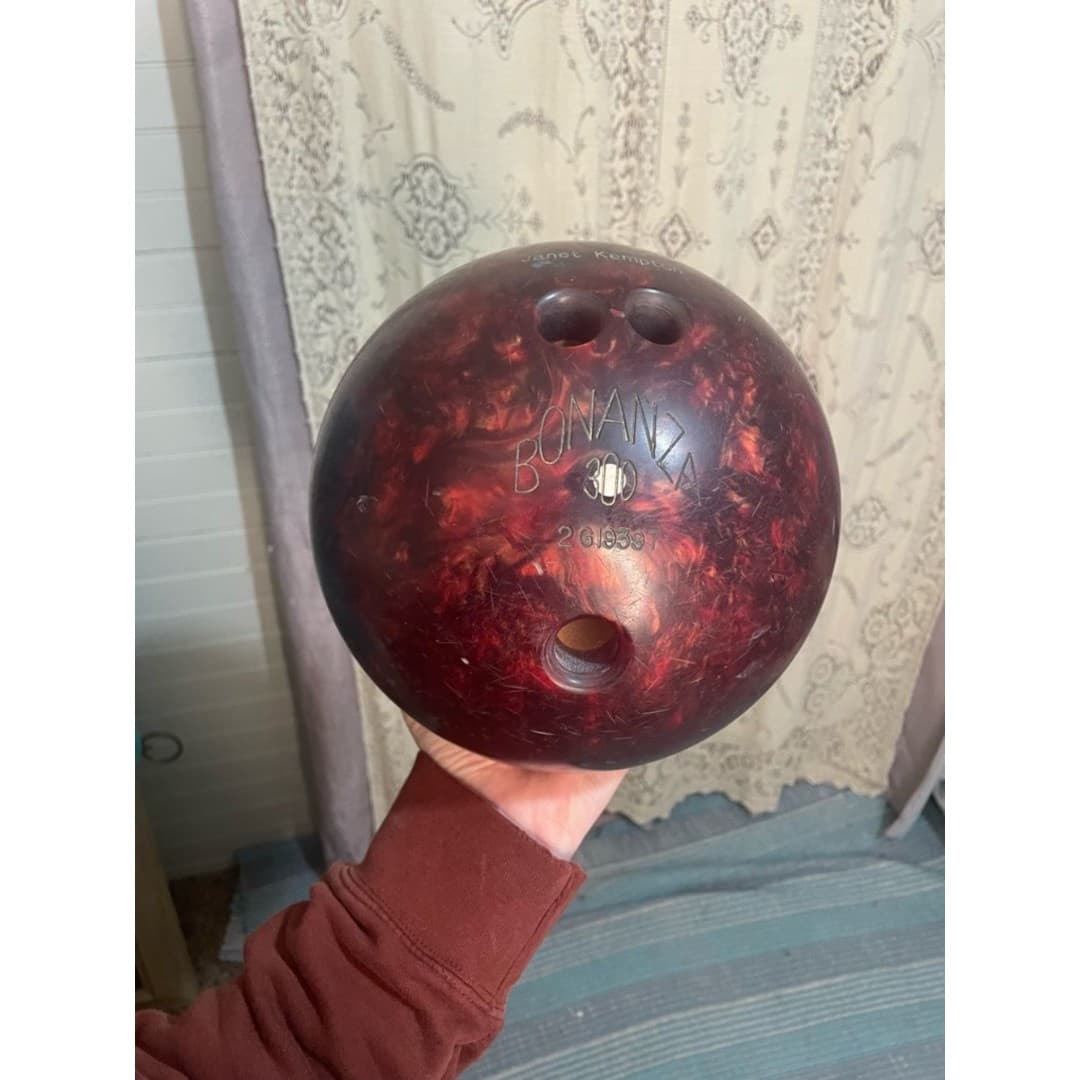 Vintage 70s Bonanza 300 Bowling Ball in Marbled Red - Thumbnail 2