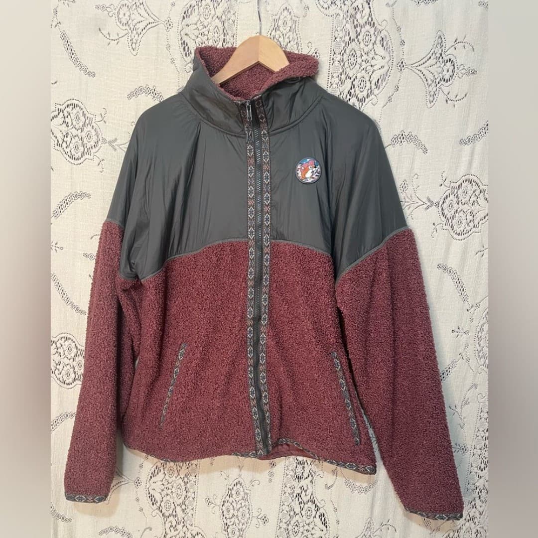 Buc-ees: Cozy Two-Tone Sherpa Jacket - Burgundy and Charcoal - Image 1