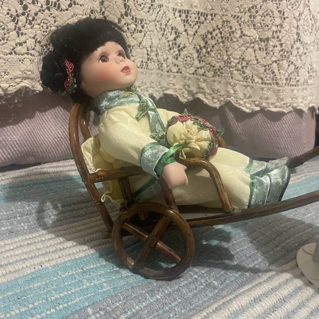 Vintage Asian street taxi porcelain dolls - Thumbnail 6