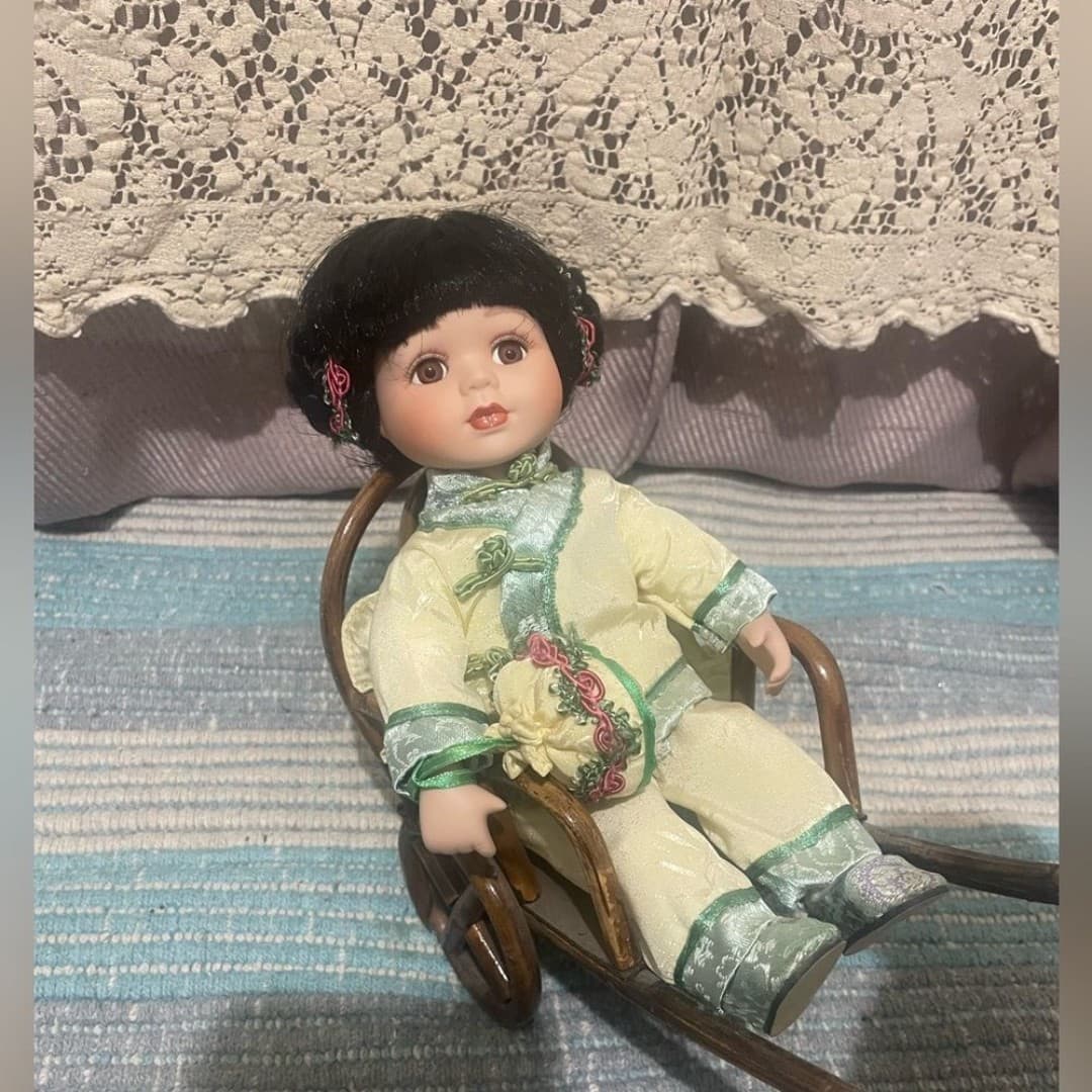 Vintage Asian street taxi porcelain dolls - Thumbnail 5