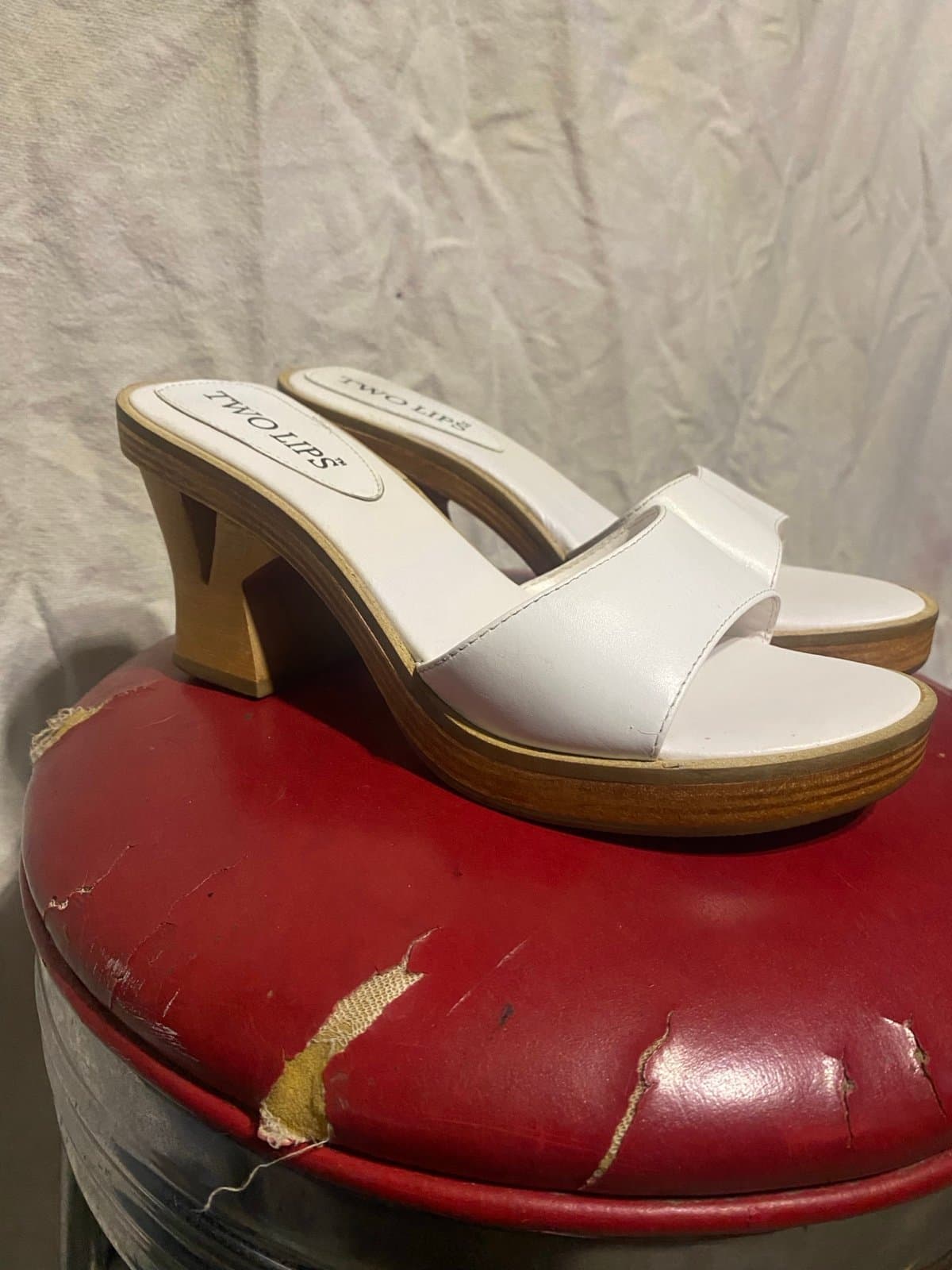 Two lips: vintage 80s leather heels - Image 1