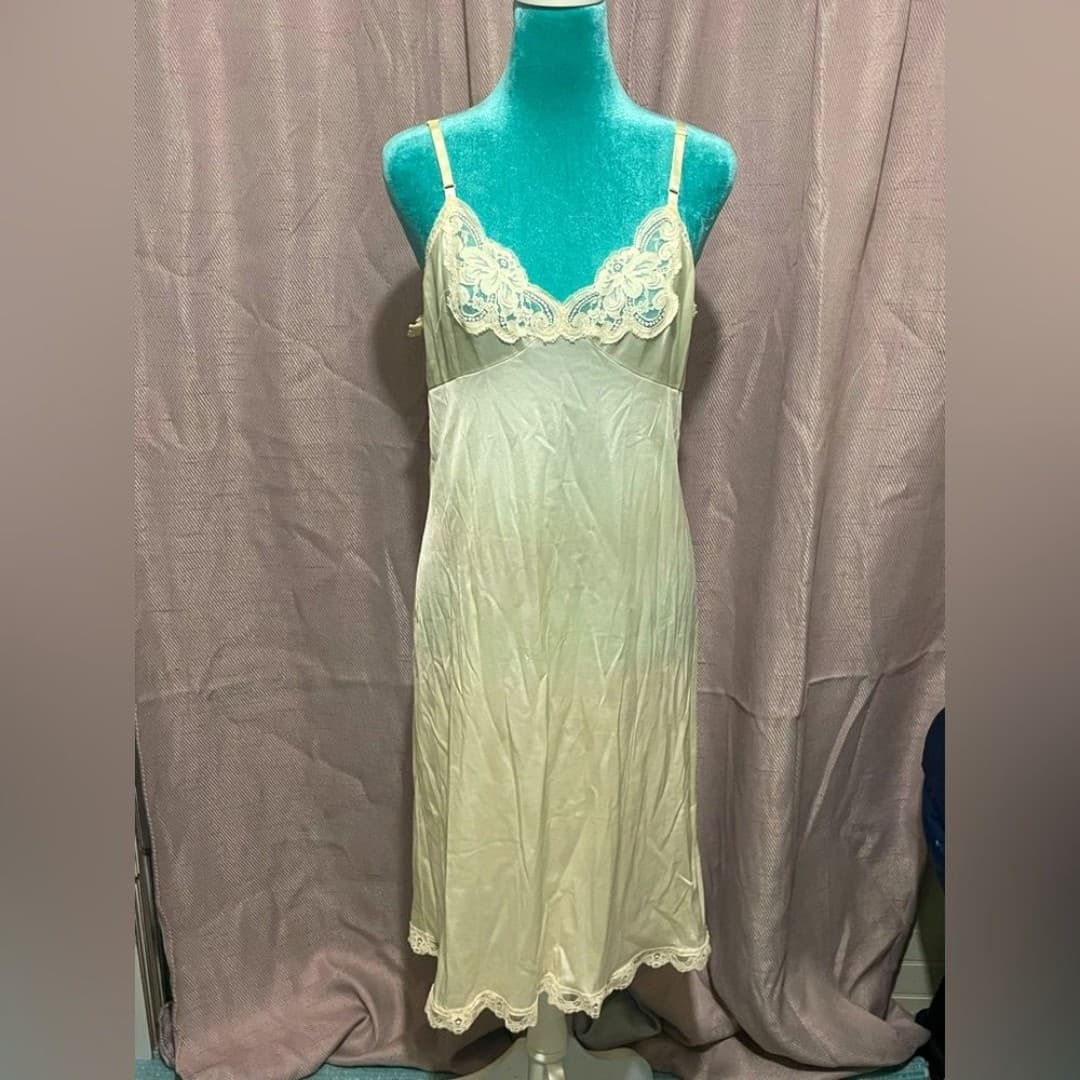 JC pennys: vintage cream slip with lace details 6 - Image 1
