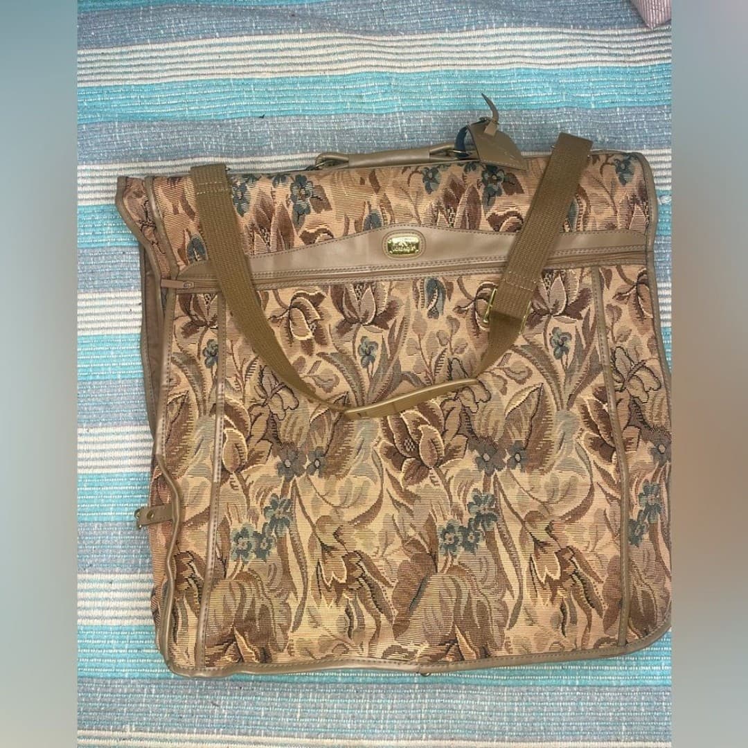 Jordache: vintage 90s floral wardrobe bag