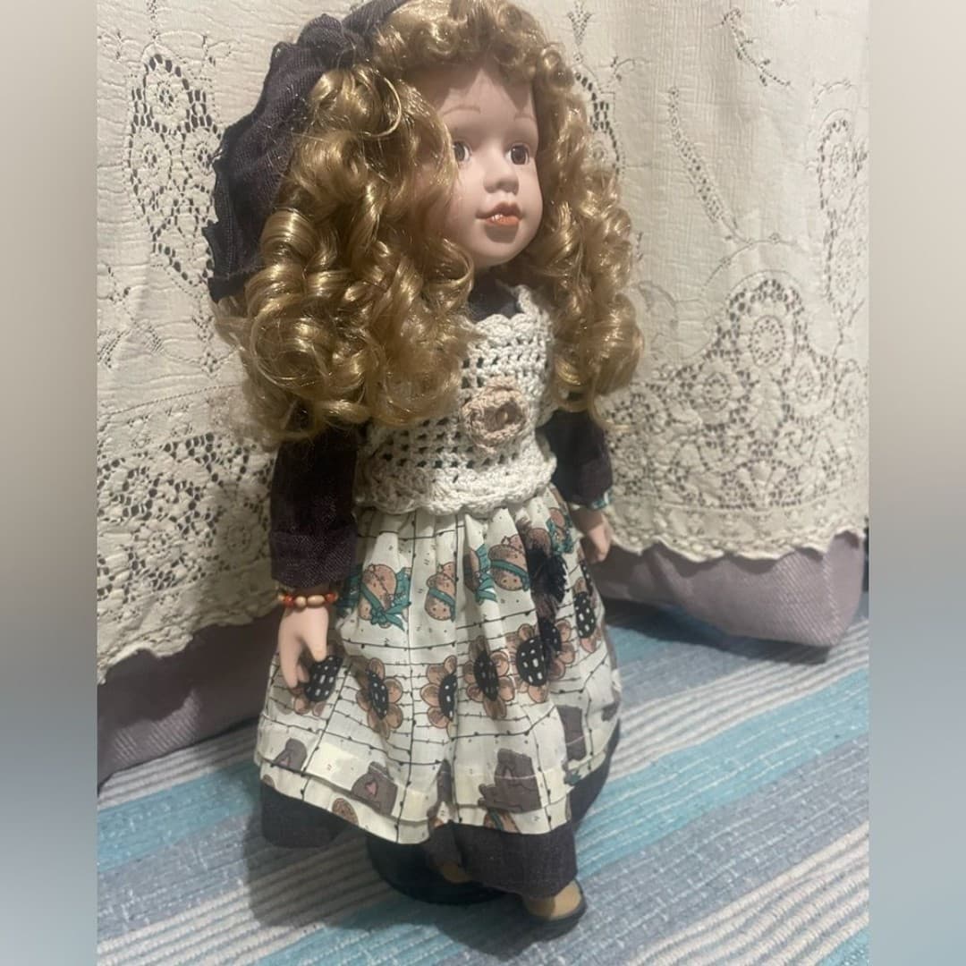 Vintage porcelain doll - Thumbnail 4