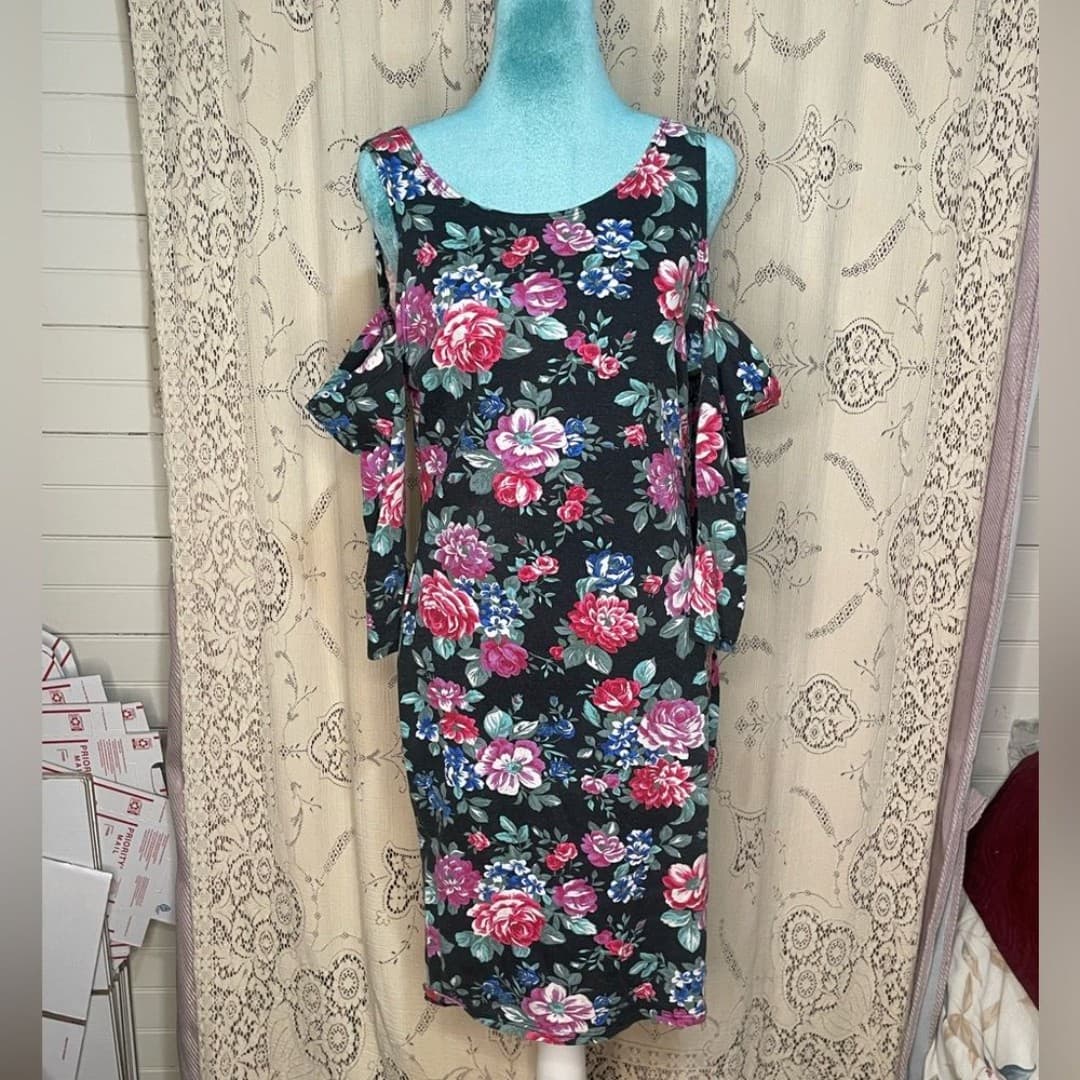 Urban outfitters: floral dress from vintage fabric - Image 1