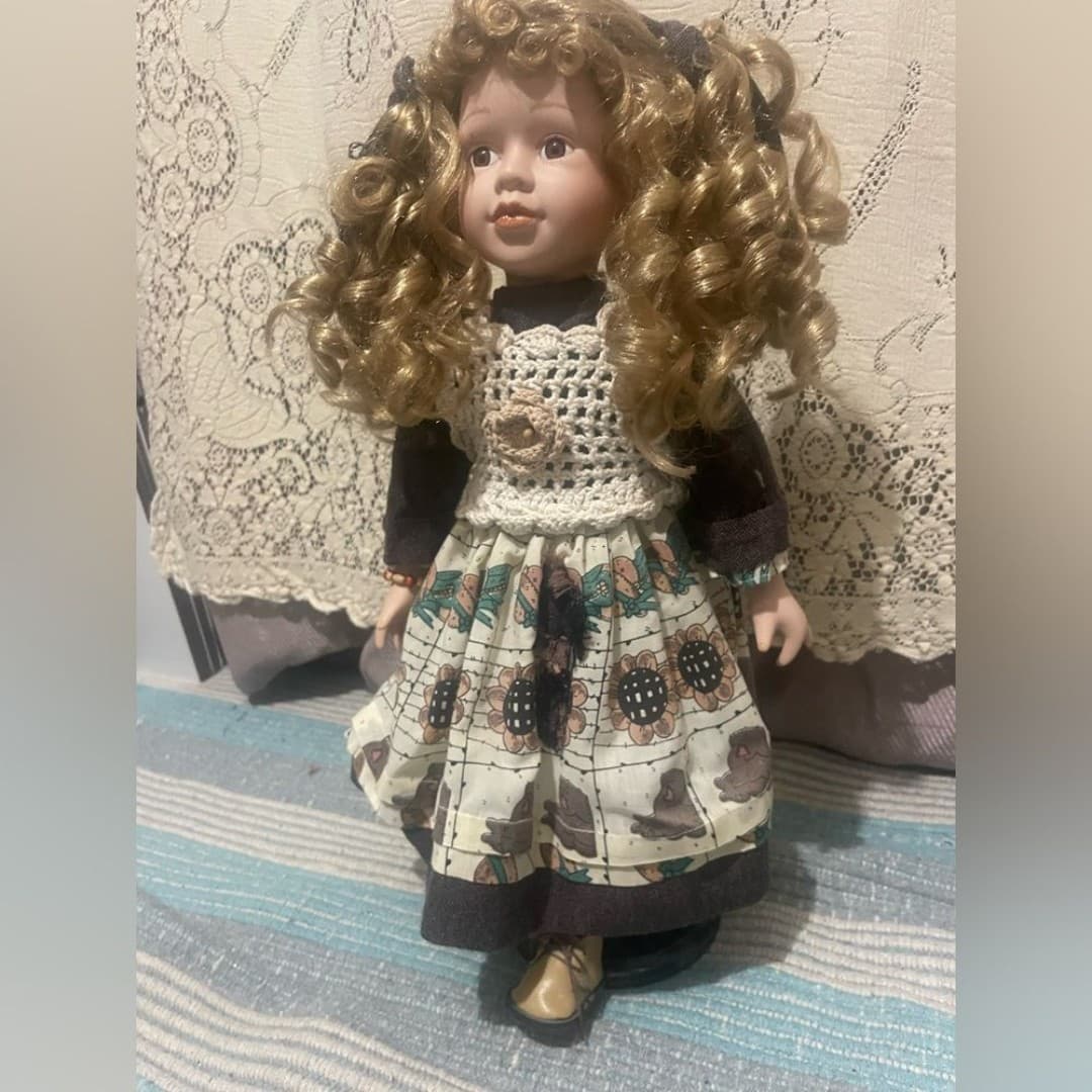 Vintage porcelain doll - Thumbnail 3