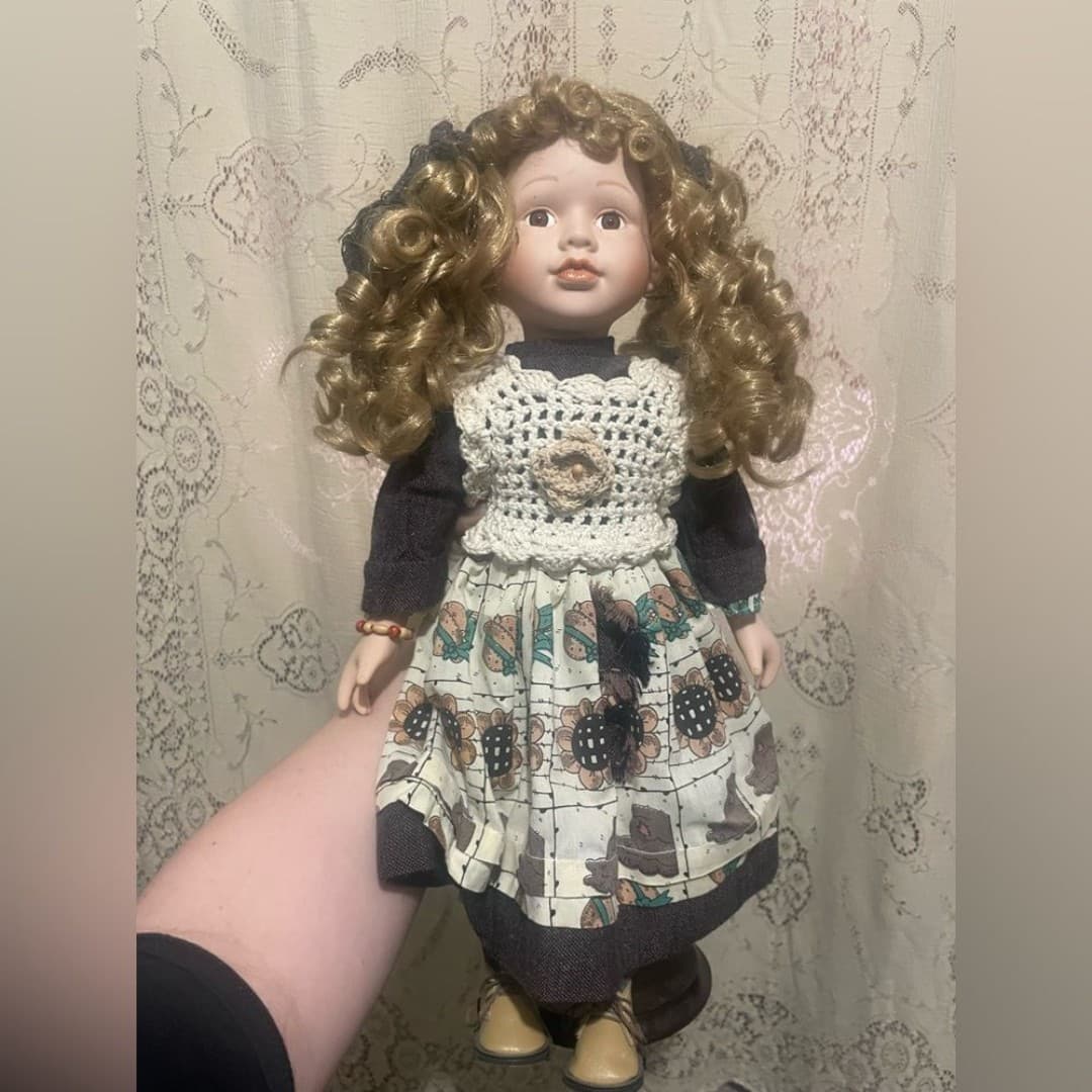 Vintage porcelain doll - Thumbnail 2