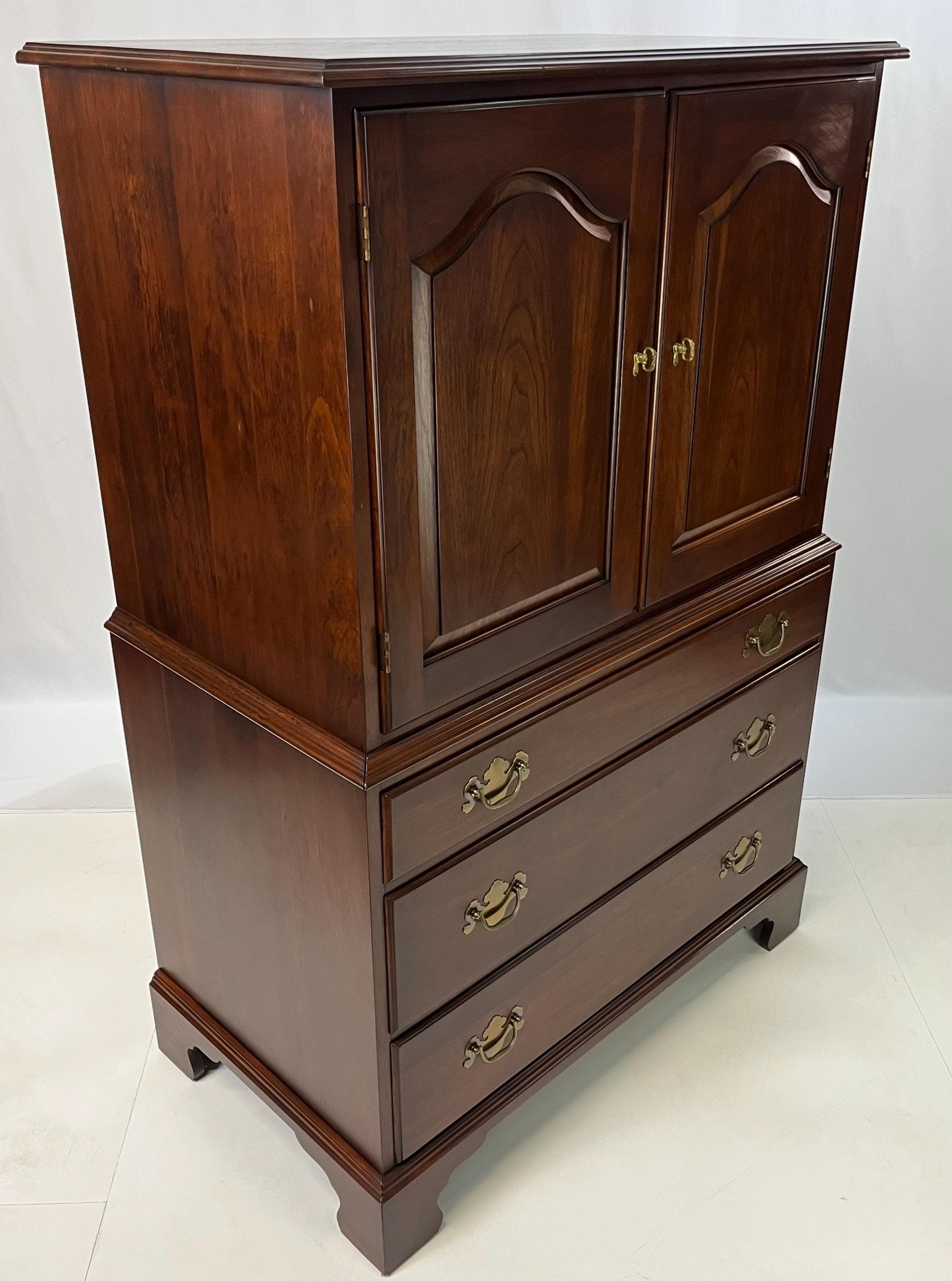 Henkel Harris Virginia Galleries Solid Wild Black Cherry Gentleman’s Chest - Thumbnail 6