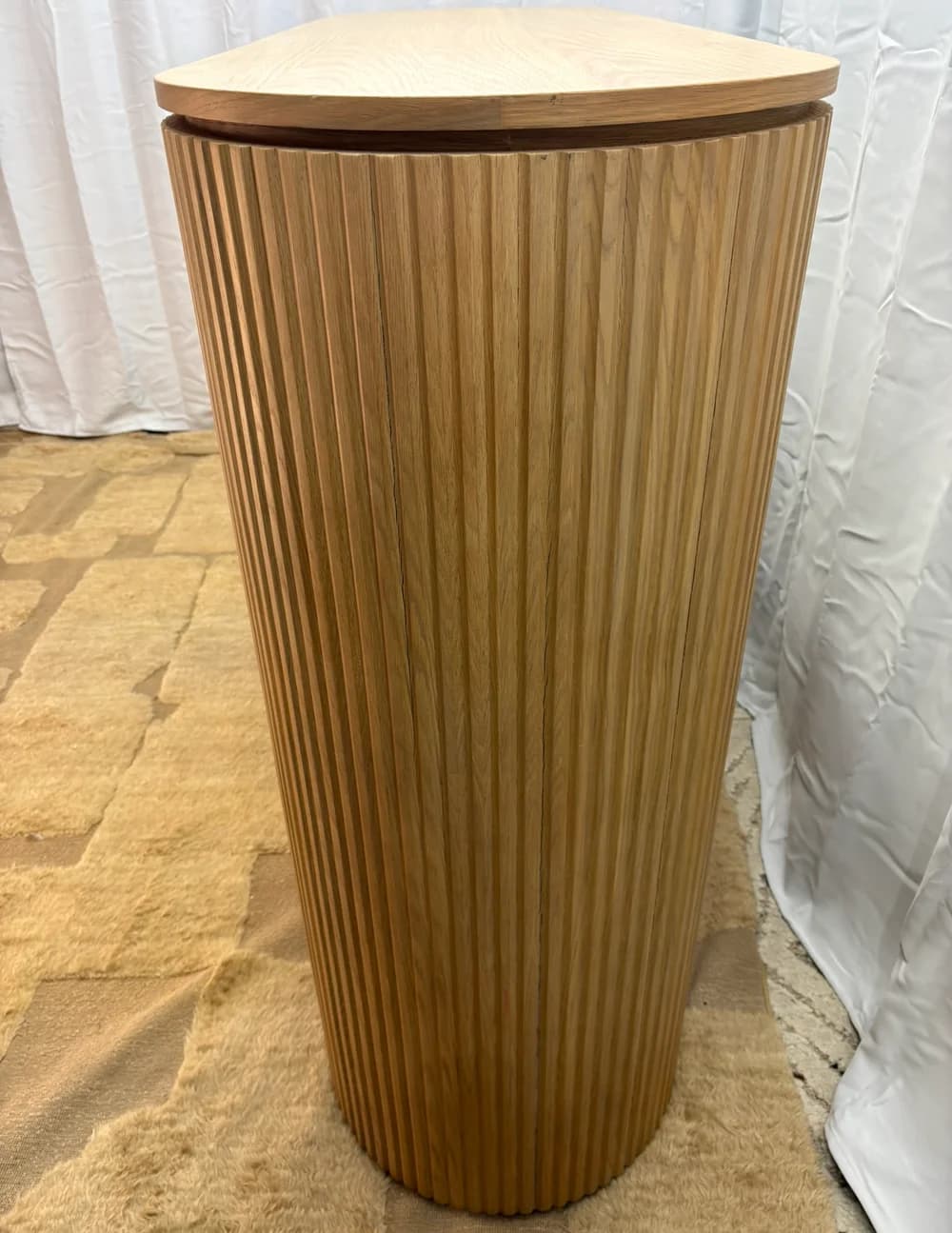 Modern Wood Dresser with 8 Drawers and Curved Design - Thumbnail 3