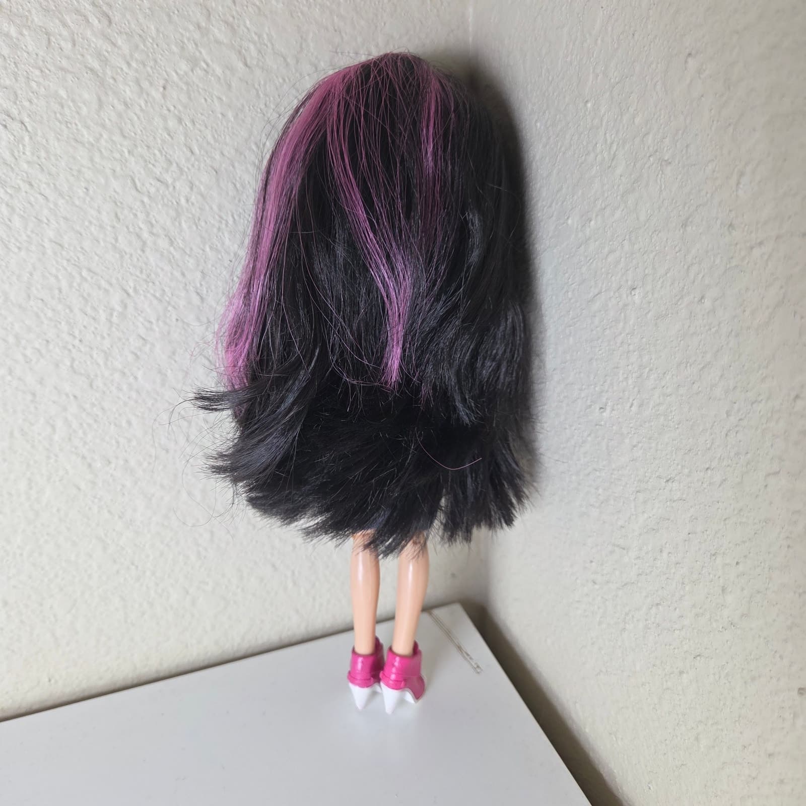 BRATZ Fully Articulated 10th Anniversary Party Jade with Original Outfit - Thumbnail 3