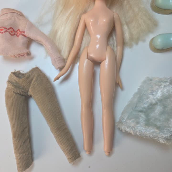 Bratz Vintage 2003 Wintertime Wonderland Cloe with Original Outfit - Thumbnail 6